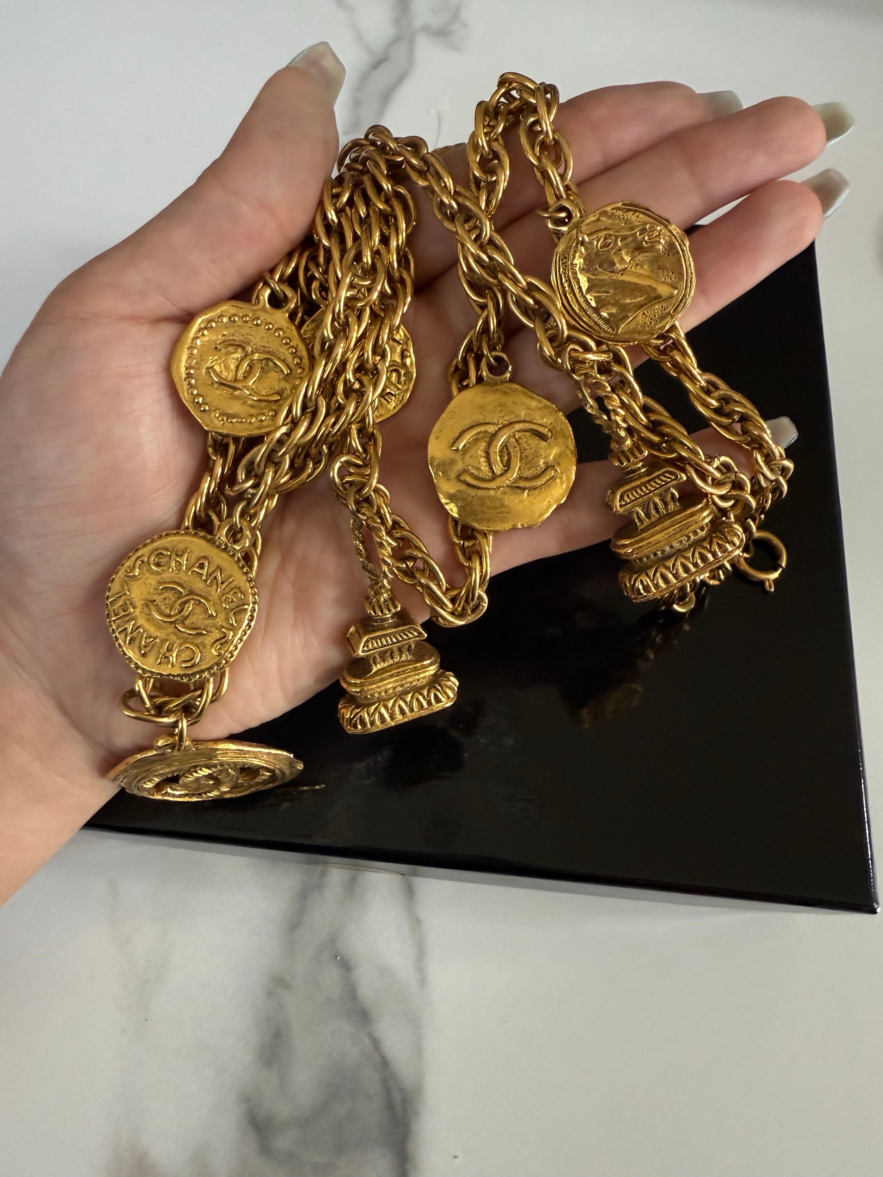 CHANEL Collar vintage de cadena dorada con varios logos, años 70/80 en venta 3
