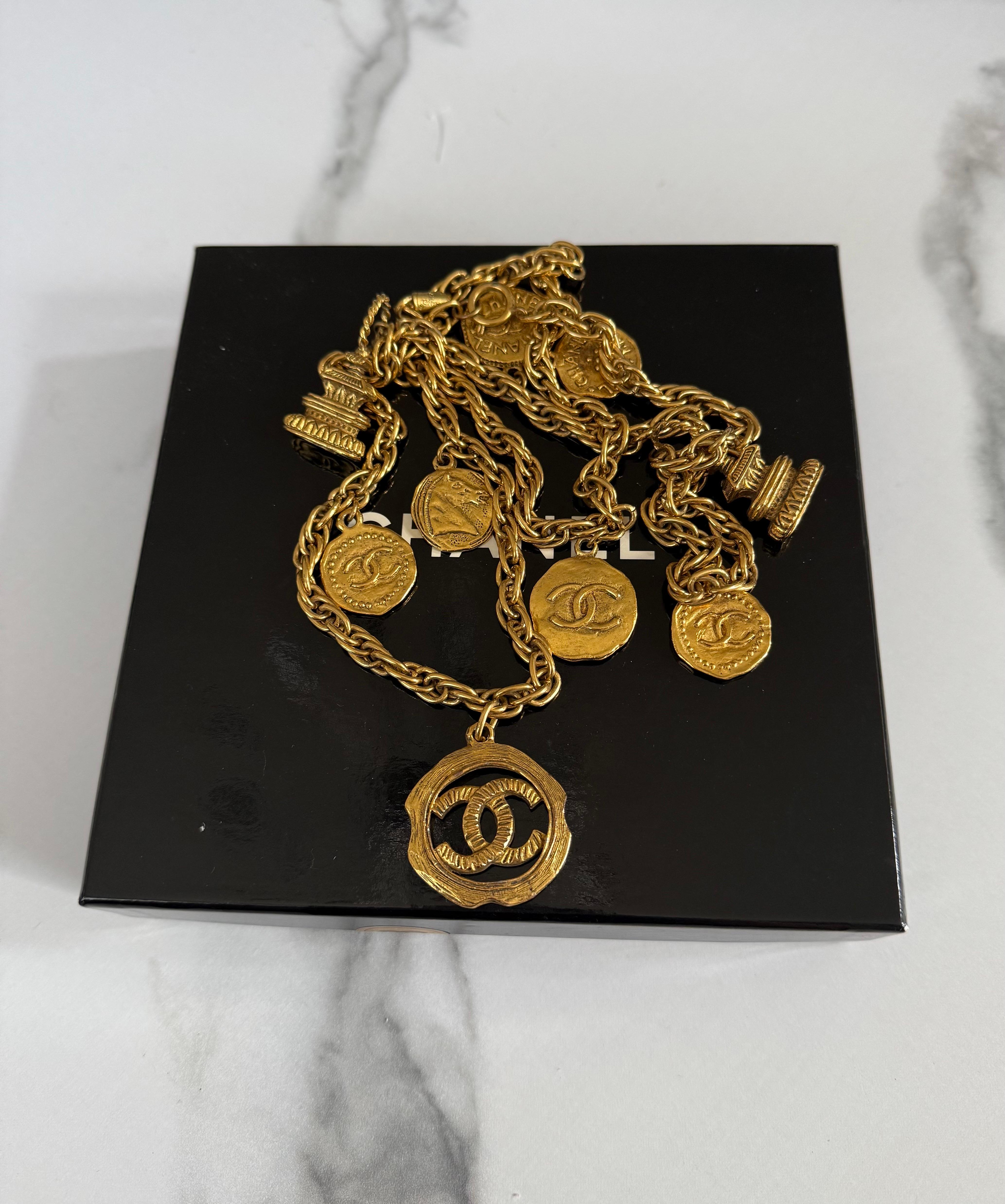CHANEL Collar vintage de cadena dorada con varios logos, años 70/80 en venta 4