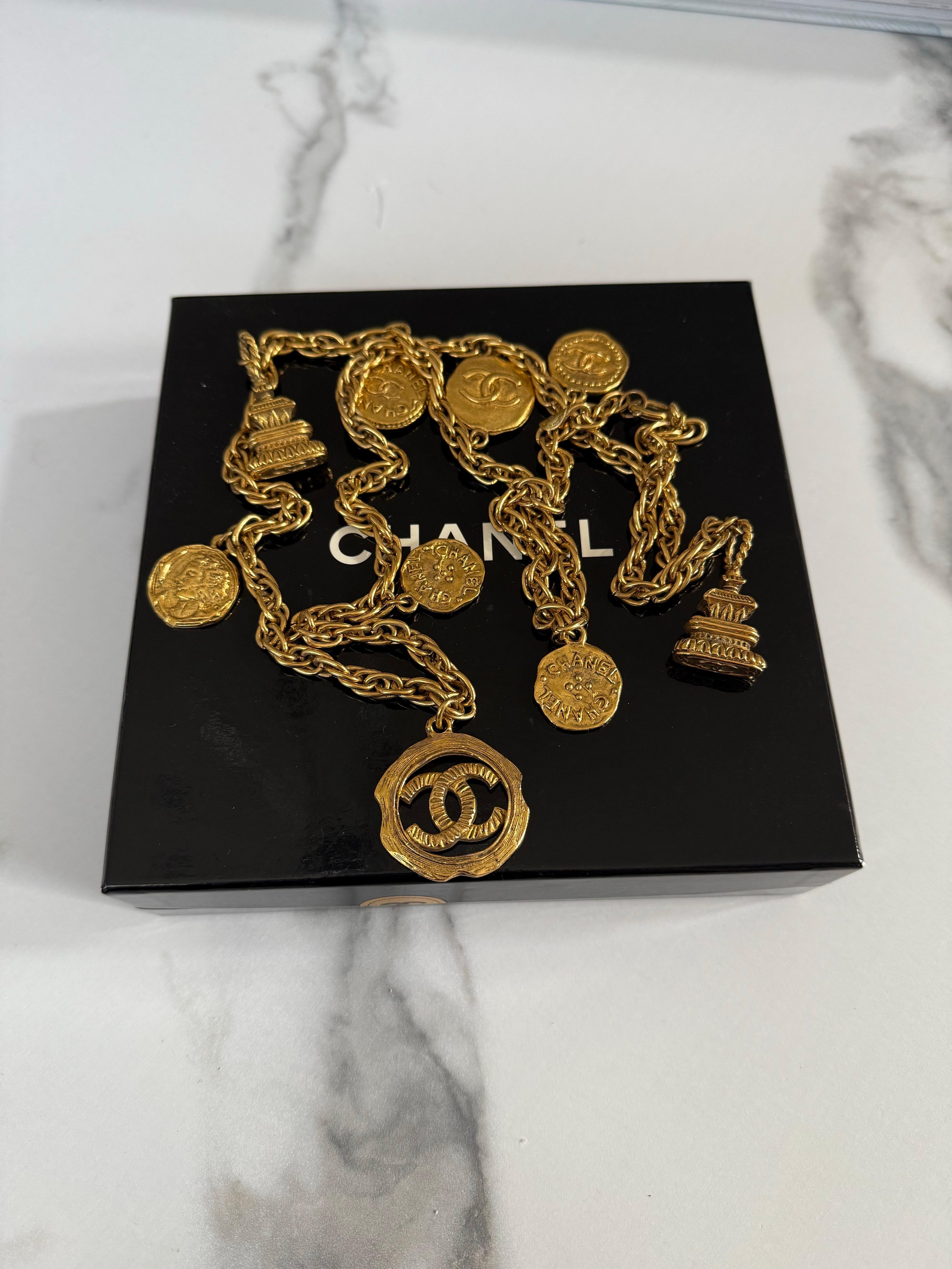 CHANEL Collar vintage de cadena dorada con varios logos, años 70/80 en venta 5