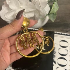 Orecchini a clip Chanel vintage con lettere "CHANEL" in oro