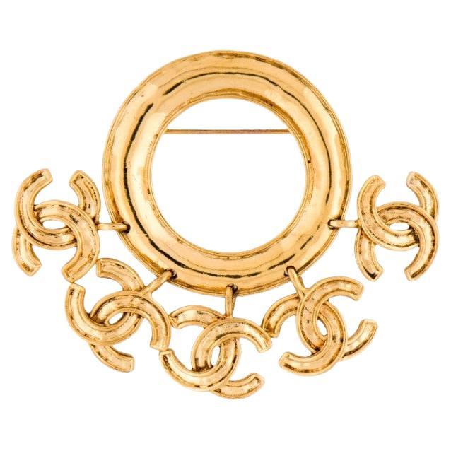 Spilla a cerchio in oro vintage di Chanel con accenti di logo penzolante CC