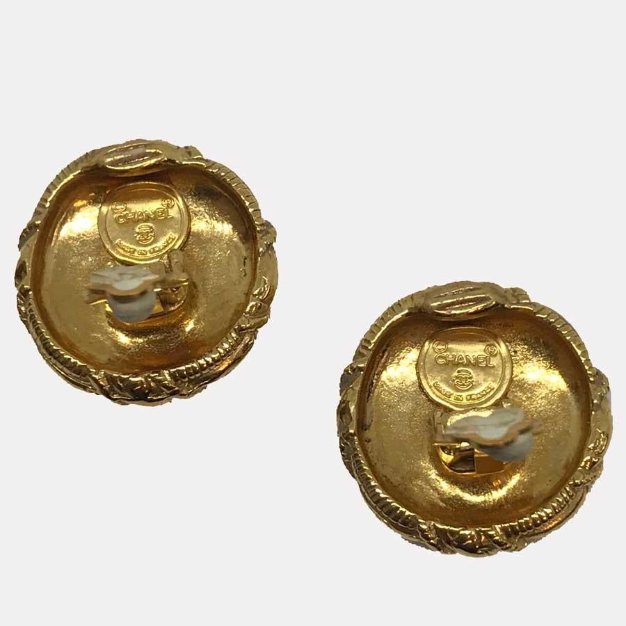 CHANEL Vintage Gold Clip Earrings In Excellent Condition In Paris, FR