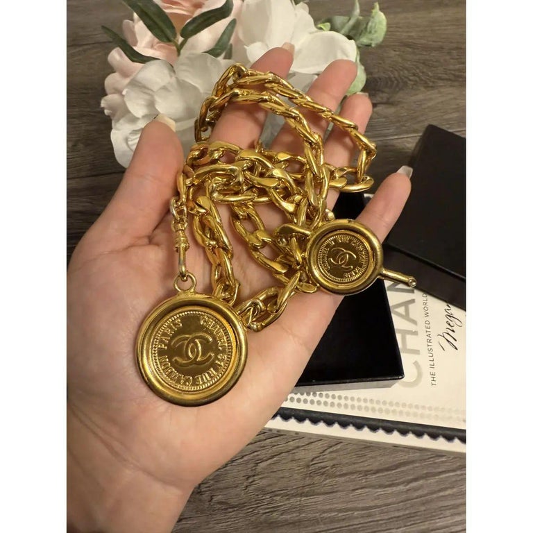 Chanel Vintage Gold Coin CC 31 Rue Cambon Paris Chain Belt  display picture 2