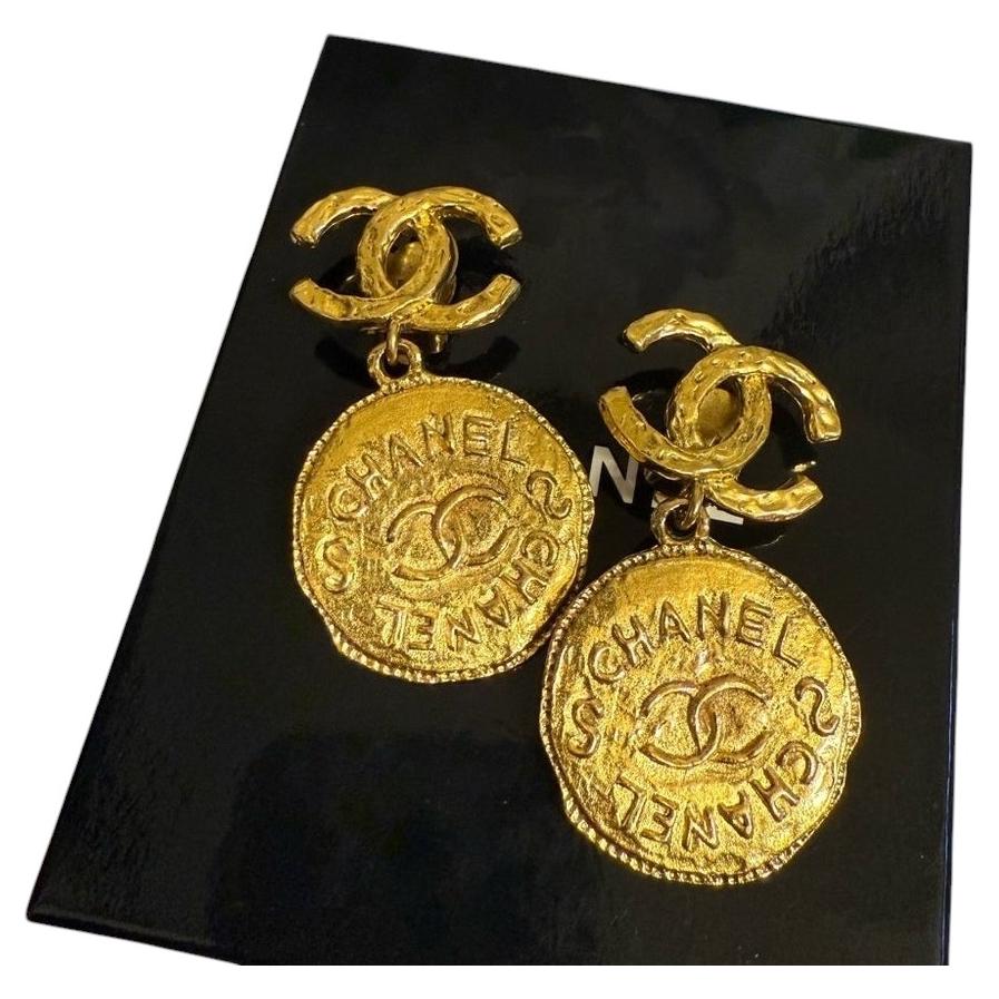 Pendientes Chanel Vintage Gold Coin CC Large Dangle Clip On en venta