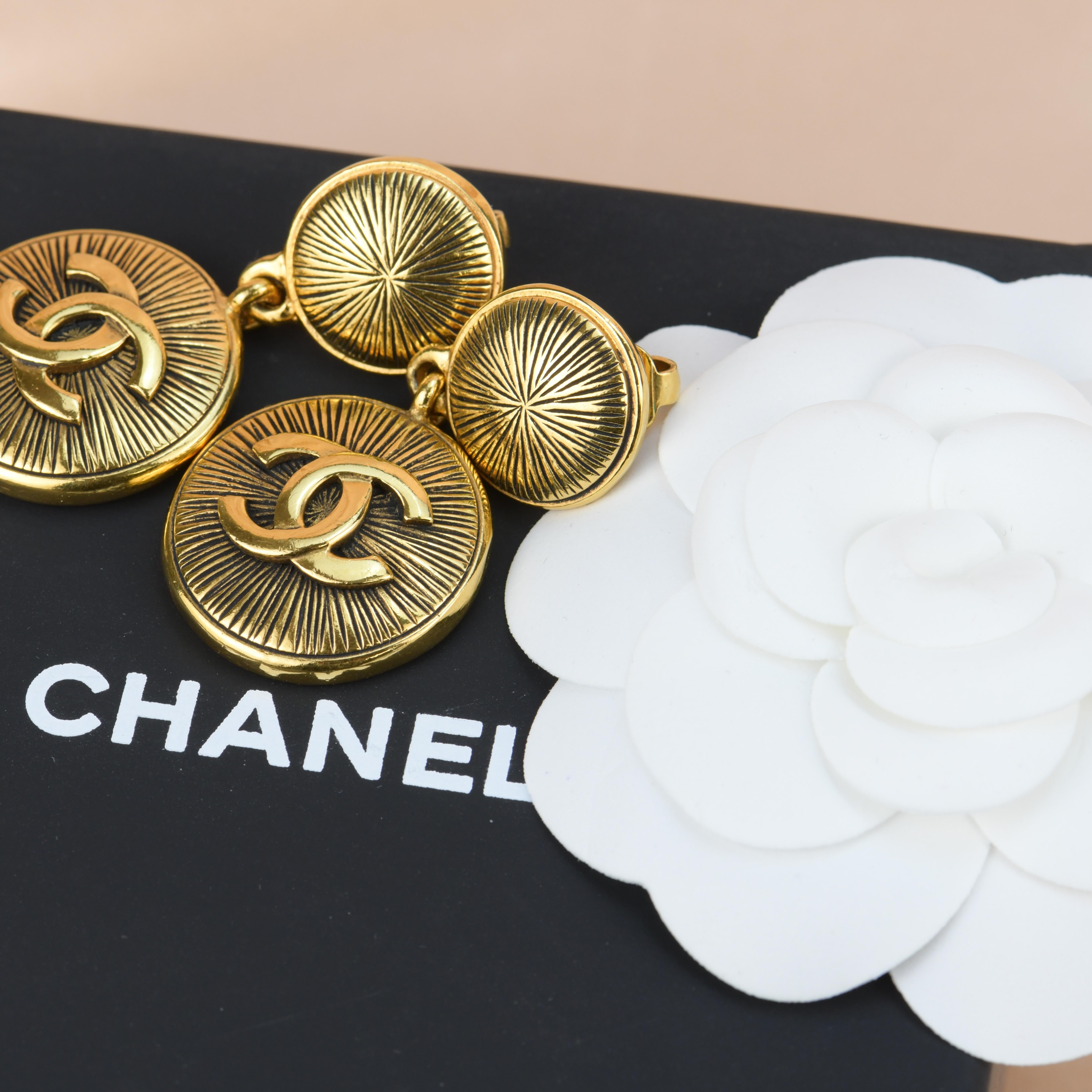 Brand: Chanel 
Period: Approx. 1990-1992
Model: Clip-On Earring
__________________________________
Metal: Gold Plated
Measurement: Approx. 5cm L *2.6cm W
Weight: 30g
__________________________________
Condition Excellent 
Comes with Chanel Box /