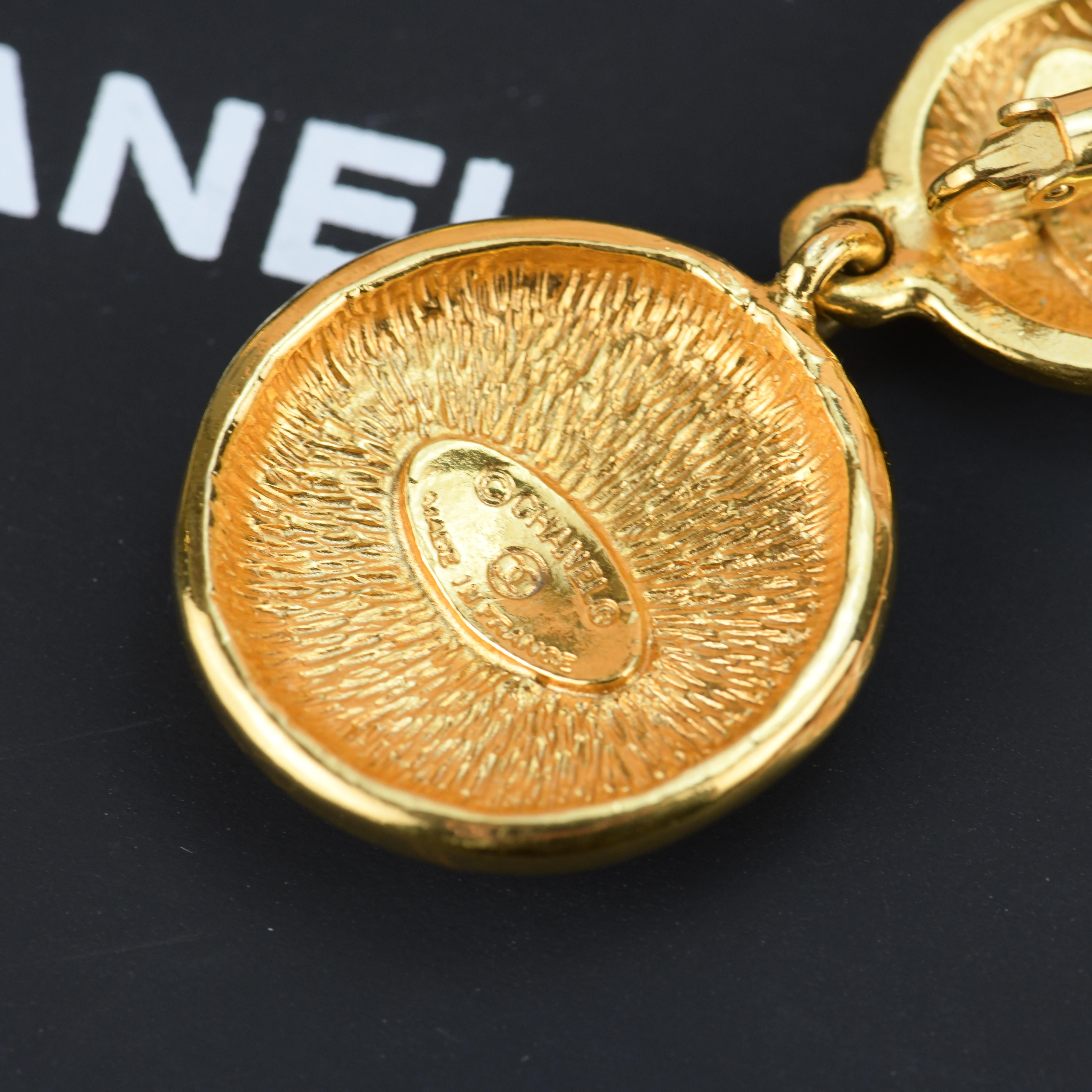 CHANEL Vintage Goldmünze-Ohrclips mit Anhänger  1