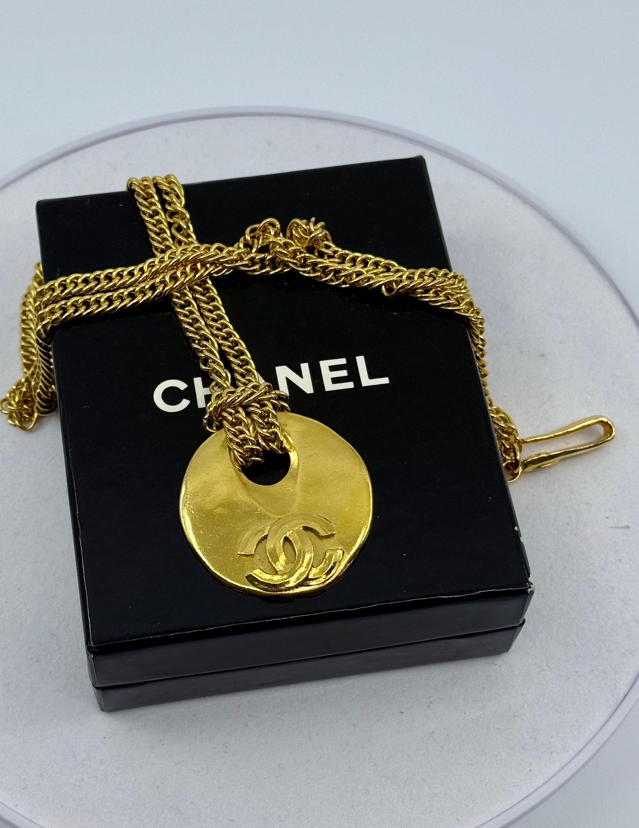 Chanel Vintage Gold Crescent CC Anhänger Halskette im Angebot 7