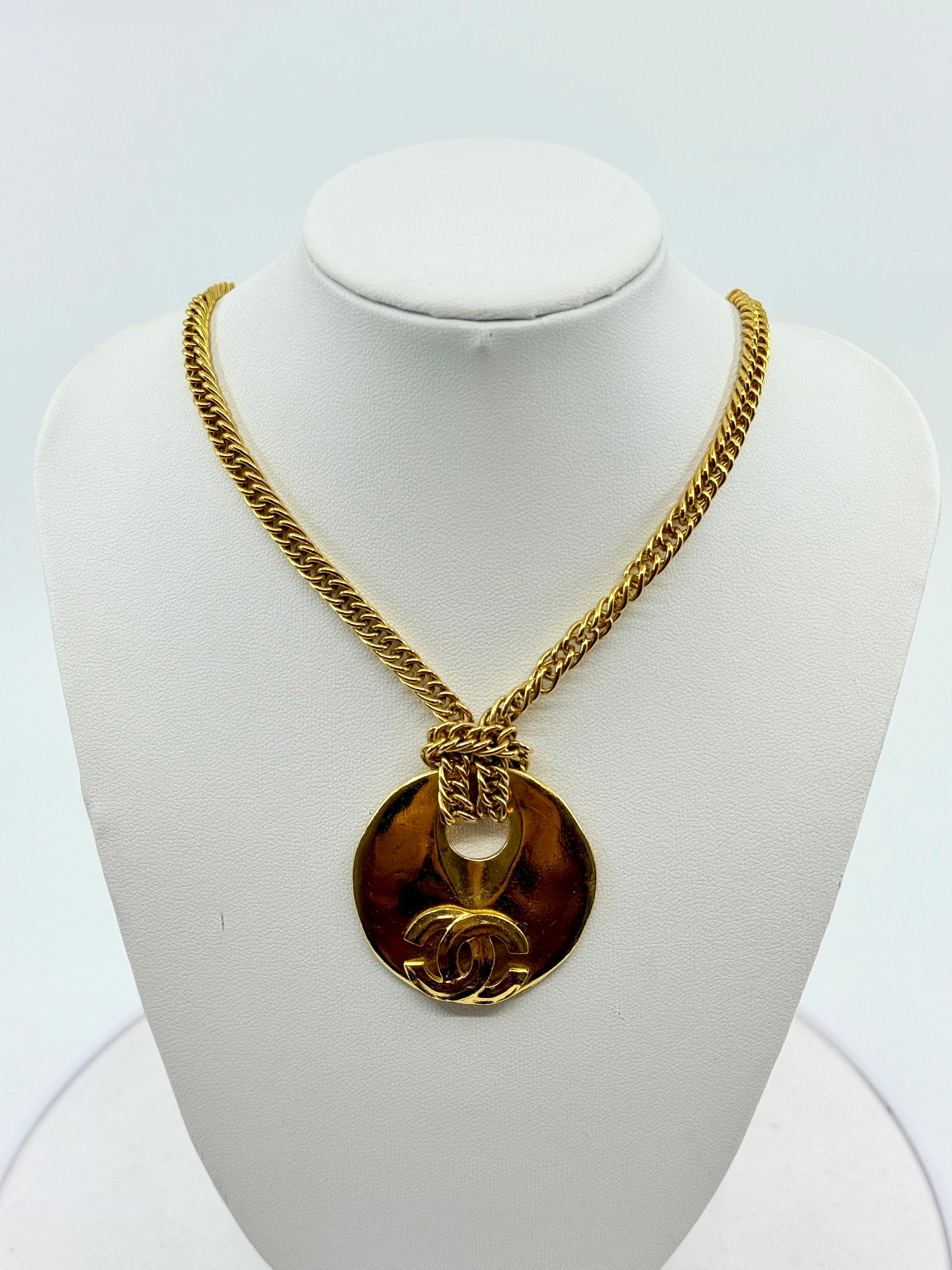 Chanel Vintage Gold Crescent CC Anhänger Halskette im Angebot 8