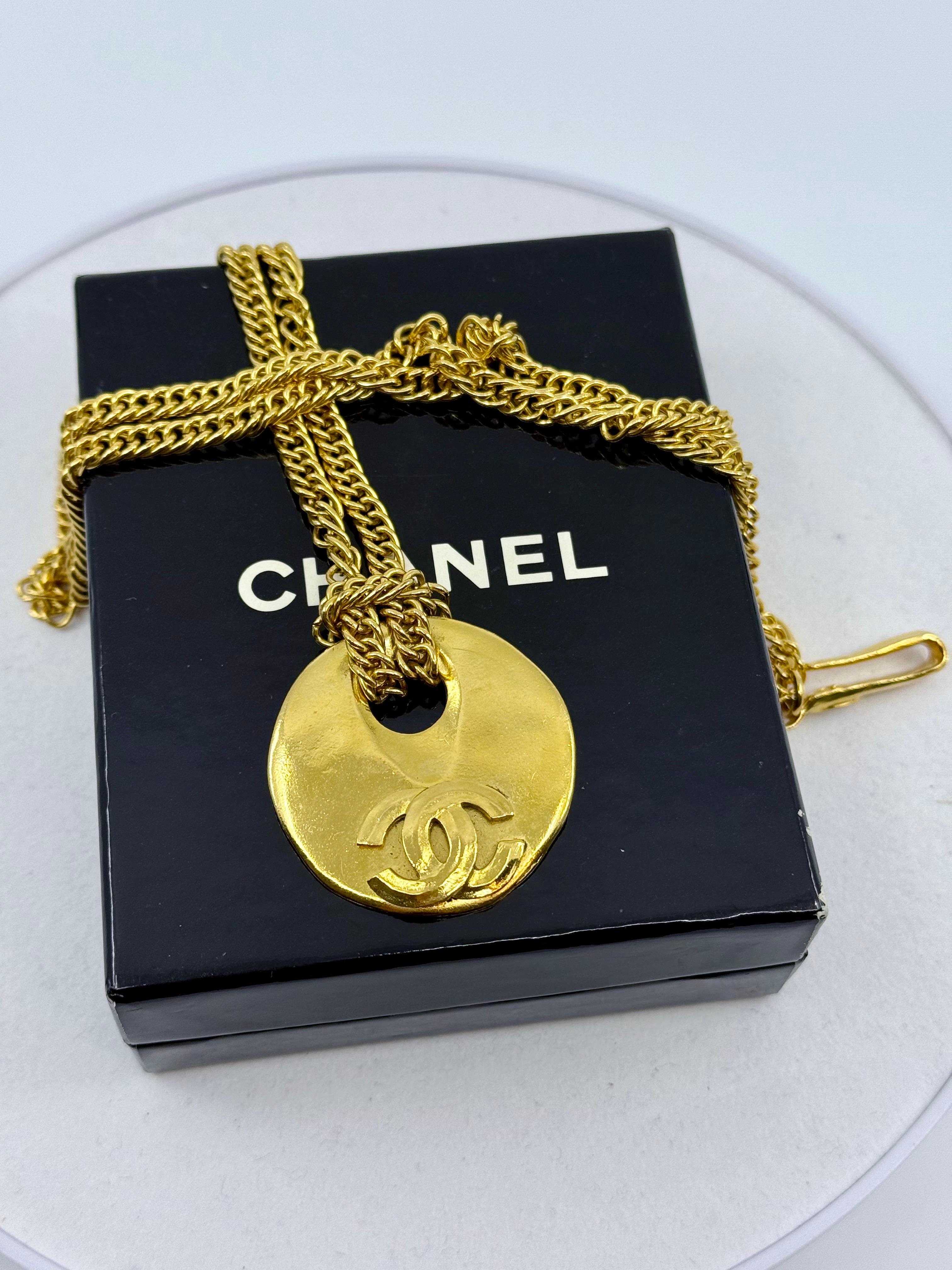 DETAILS:
Markenzeichen: CHANEL
Hergestellt in Frankreich
Collection'S 1996
Vergoldet
Die Halskette ist in gutem Zustand zeigt minimale Abnutzung
Maße ca.: Kettenlänge 30