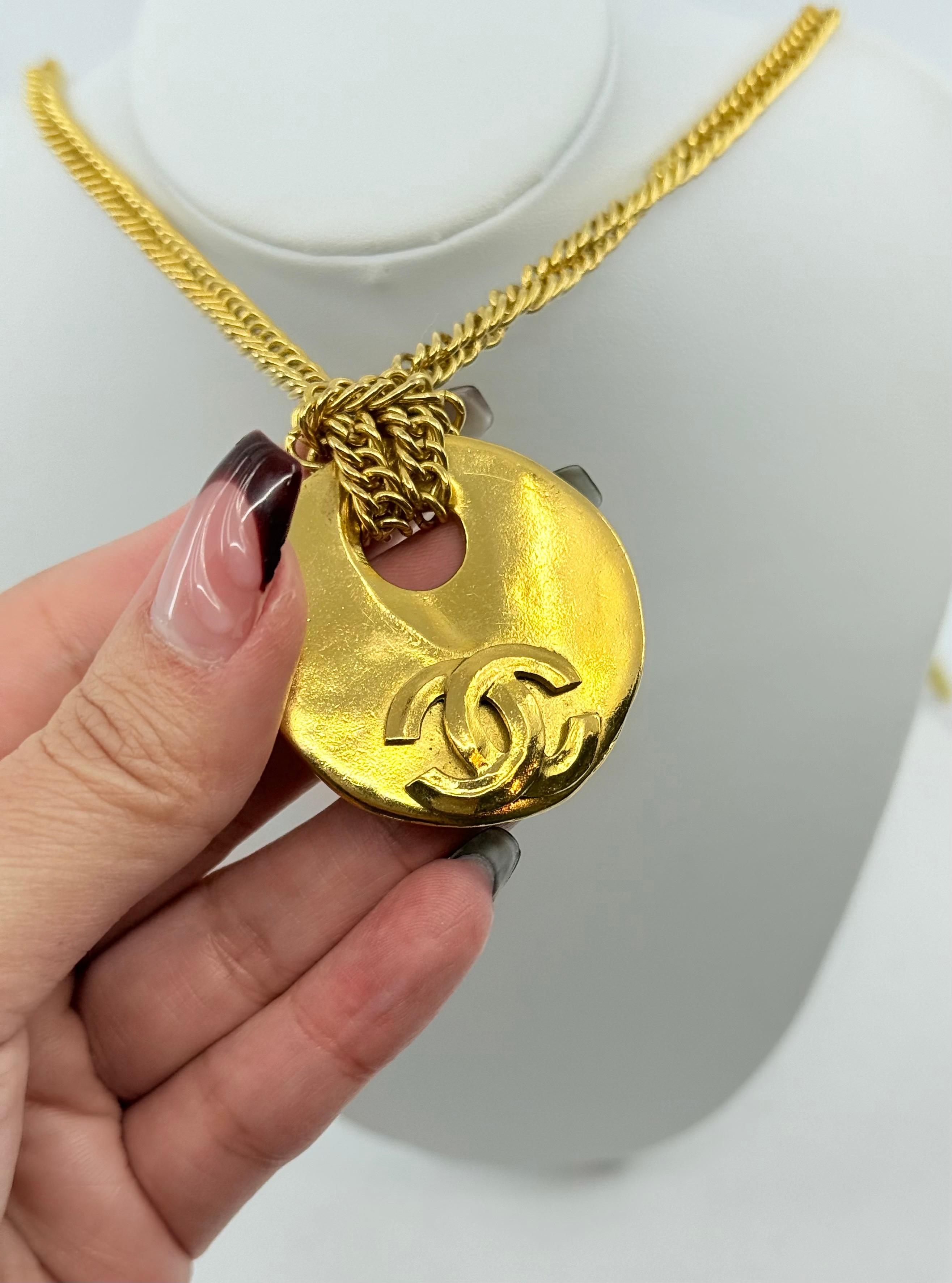 Chanel Vintage Gold Crescent CC Anhänger Halskette im Zustand „Gut“ im Angebot in Bellevue, WA