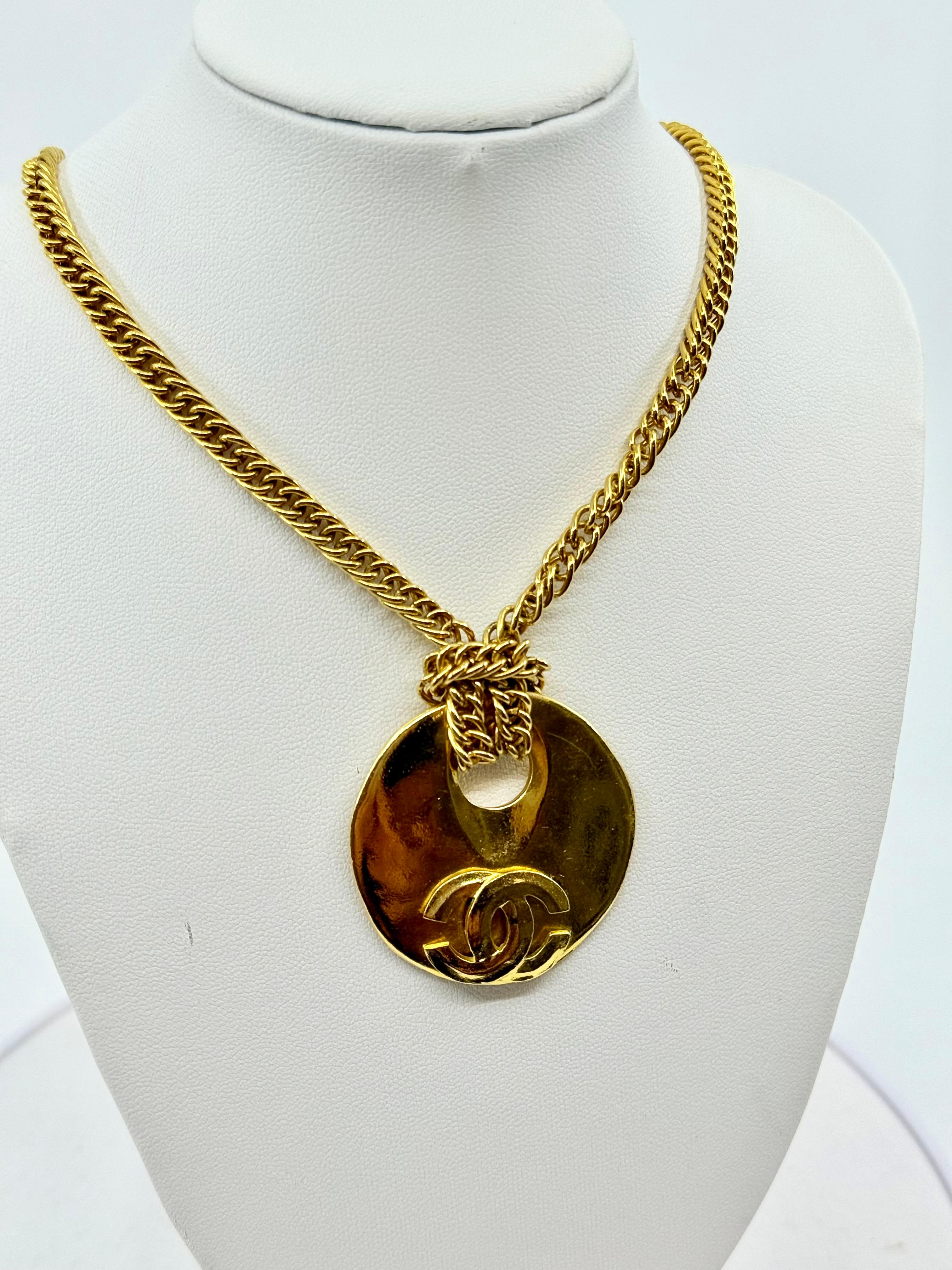 Chanel Vintage Gold Crescent CC Anhänger Halskette für Damen oder Herren im Angebot