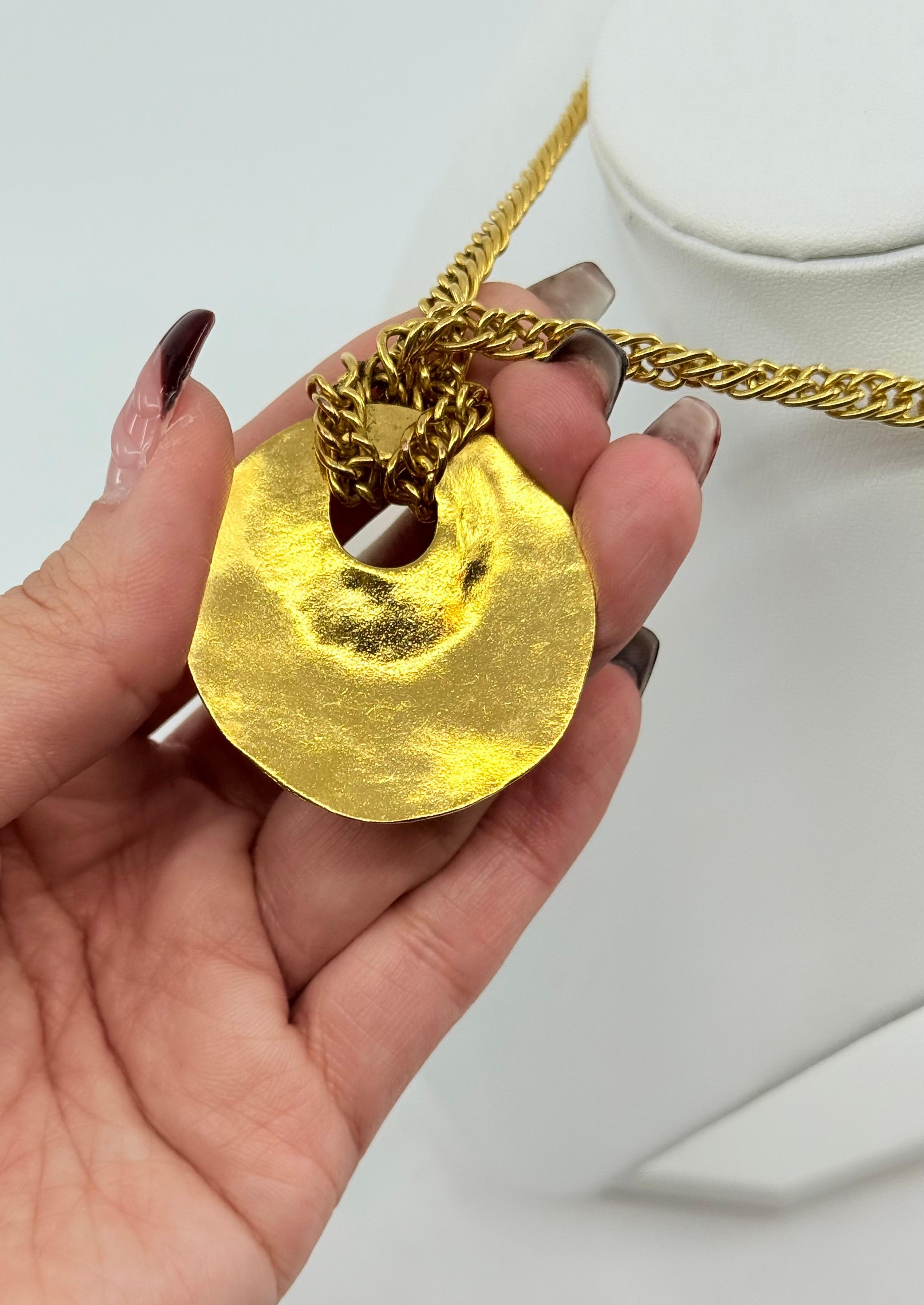 Chanel Vintage Gold Crescent CC Anhänger Halskette im Angebot 1