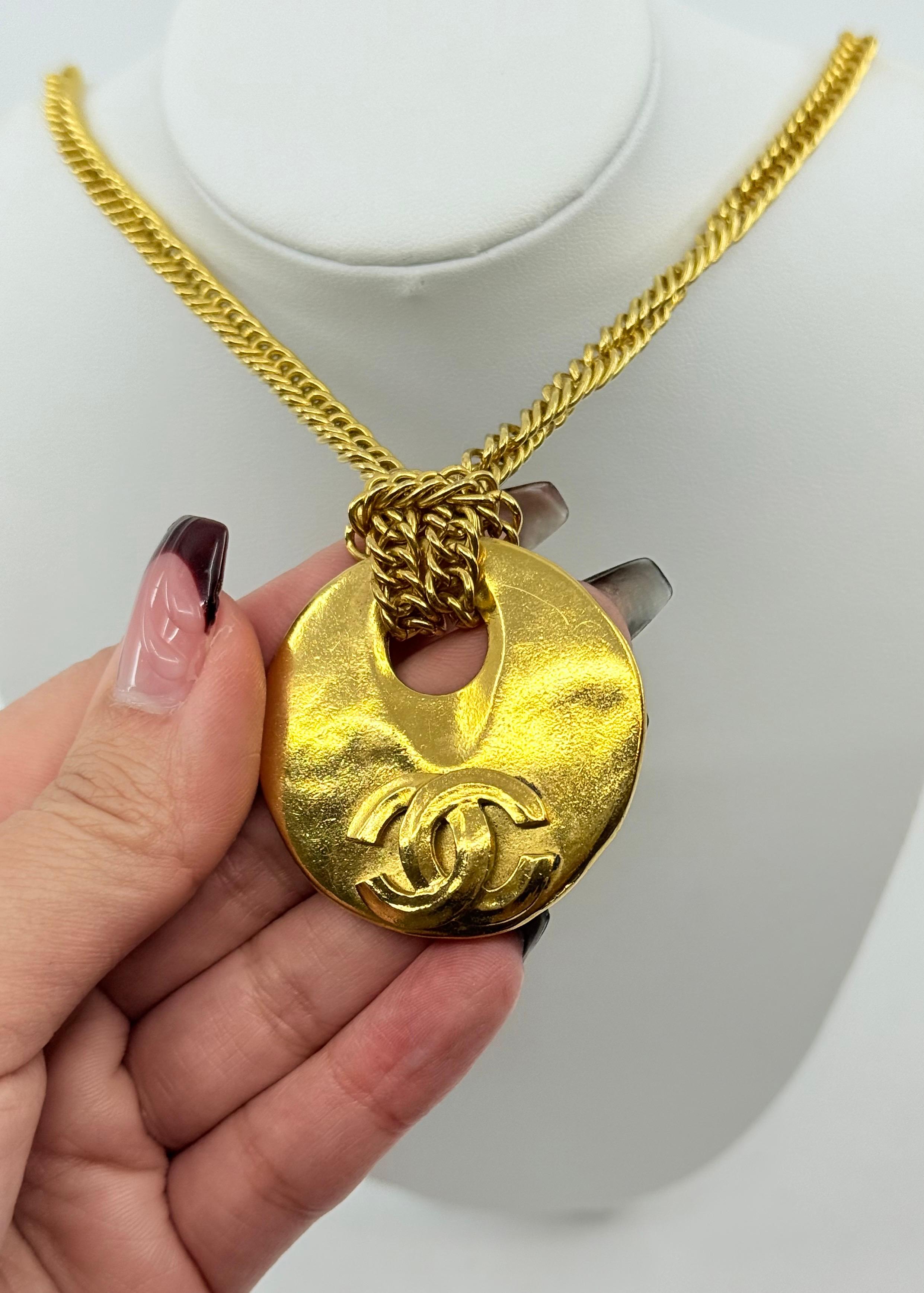 Chanel Vintage Gold Crescent CC Anhänger Halskette im Angebot 2