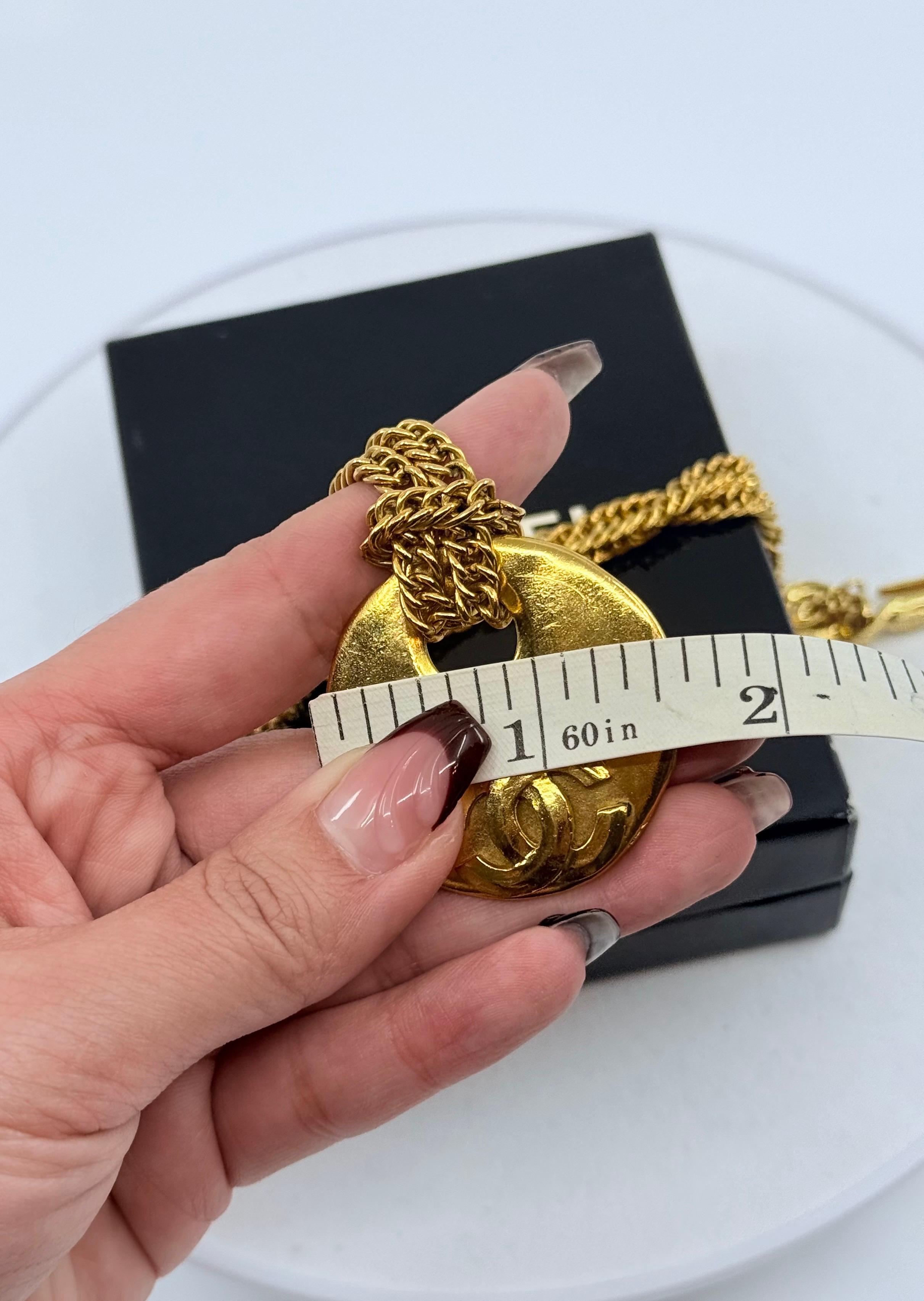 Chanel Vintage Gold Crescent CC Anhänger Halskette im Angebot 3