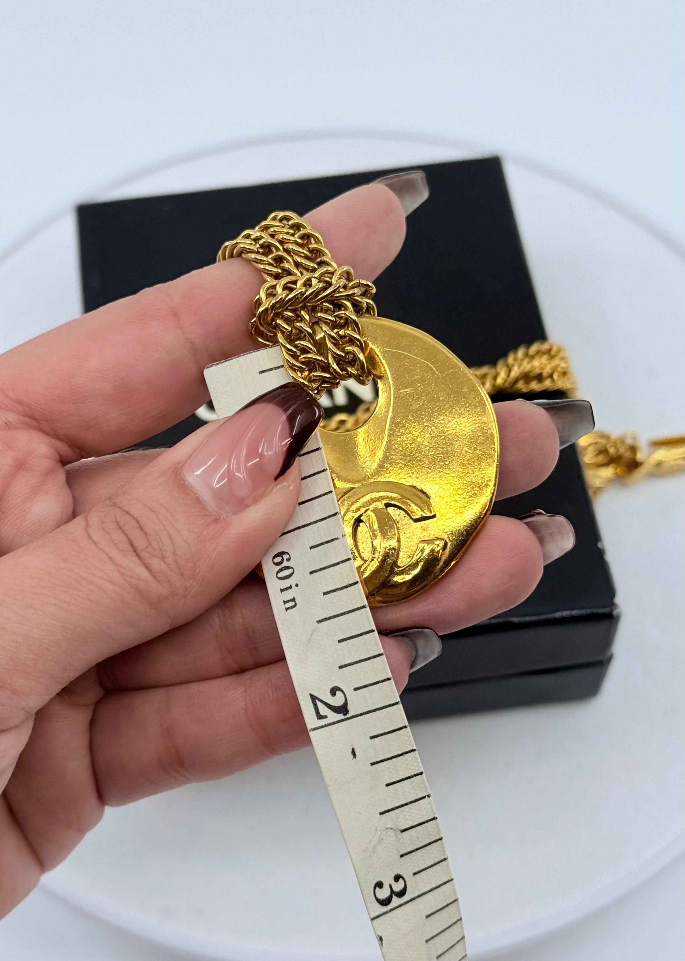 Chanel Vintage Gold Crescent CC Anhänger Halskette im Angebot 4