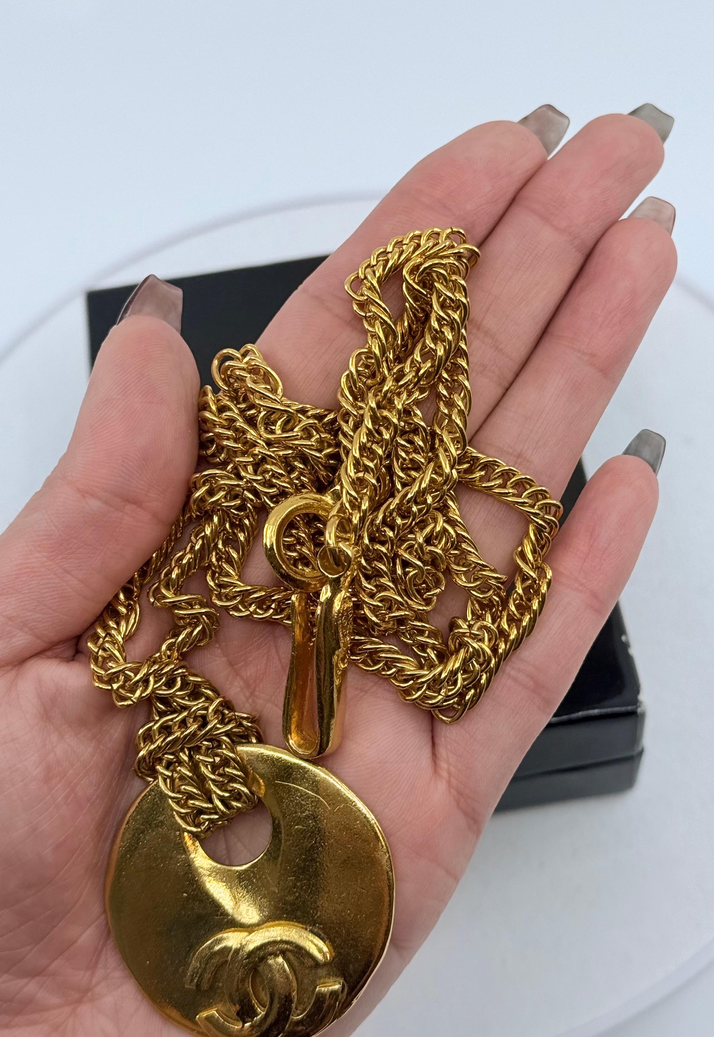 Chanel Vintage Gold Crescent CC Anhänger Halskette im Angebot 5