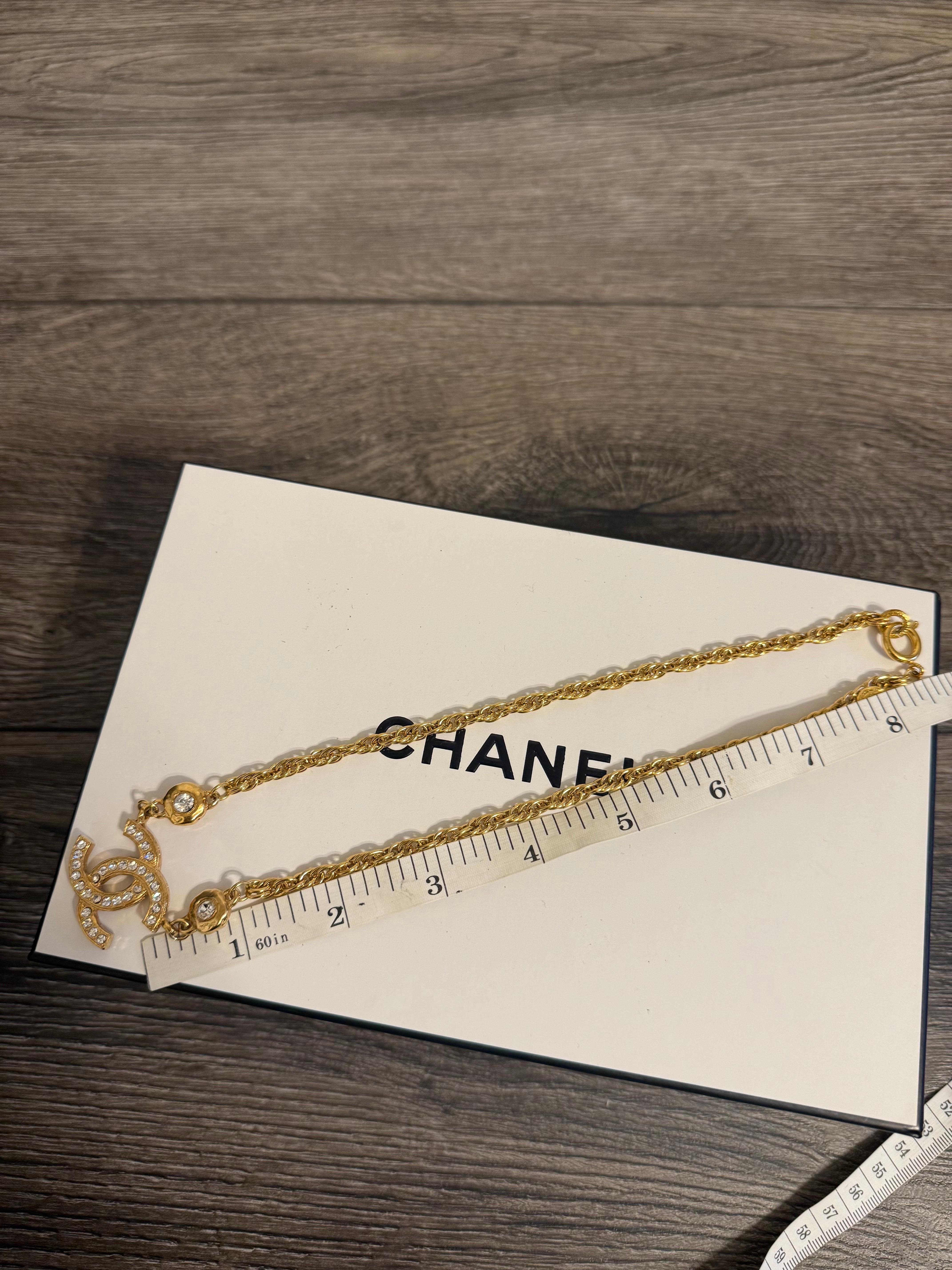CHANEL Vintage Gold Crystal CC Anhänger Halsband Halskette im Angebot 8