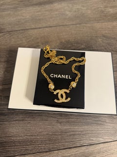 Collana Chanel Vintage con ciondolo CC in cristallo d'oro
