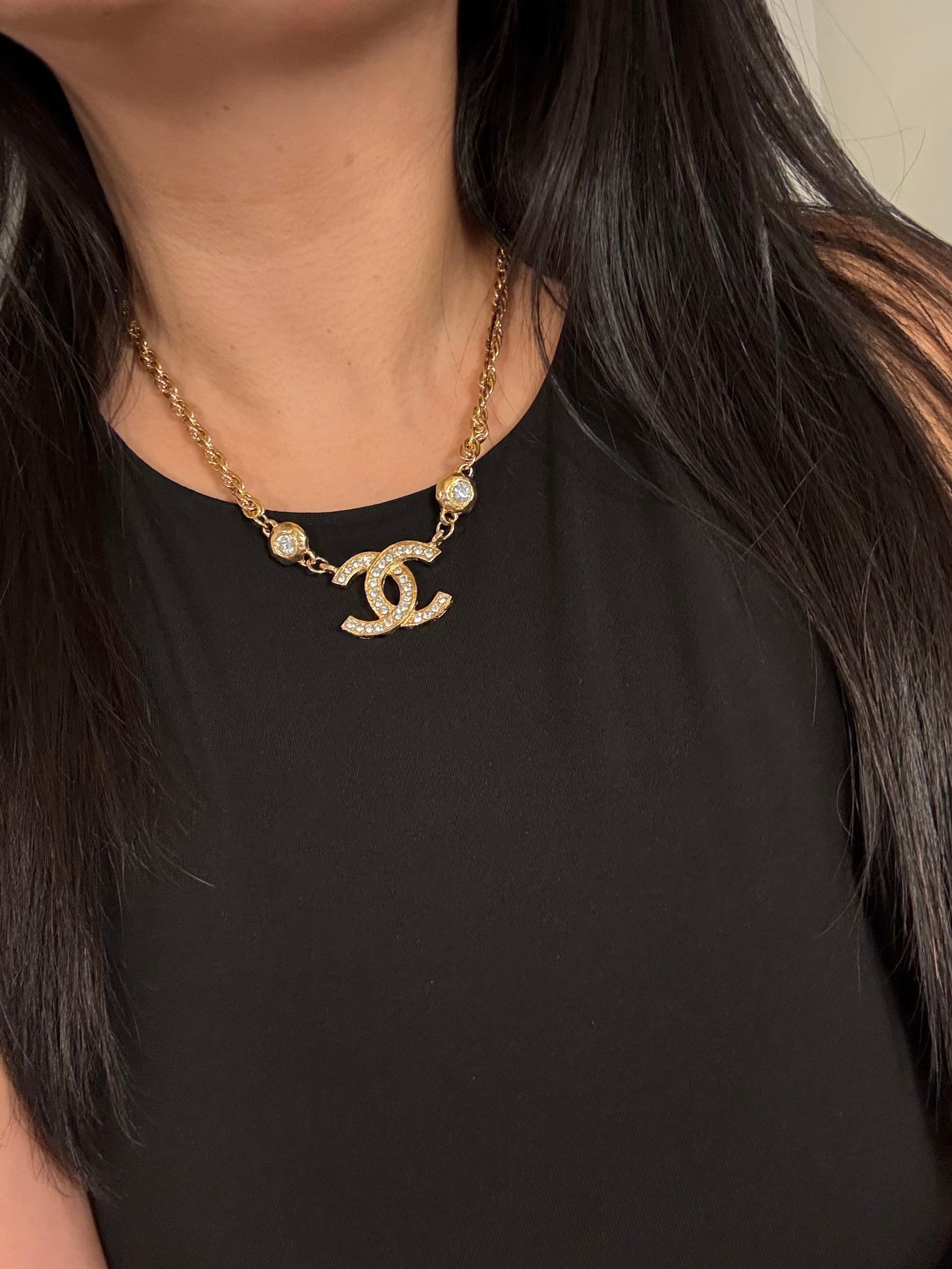 CHANEL Vintage Gold Crystal CC Anhänger Halsband Halskette für Damen oder Herren im Angebot
