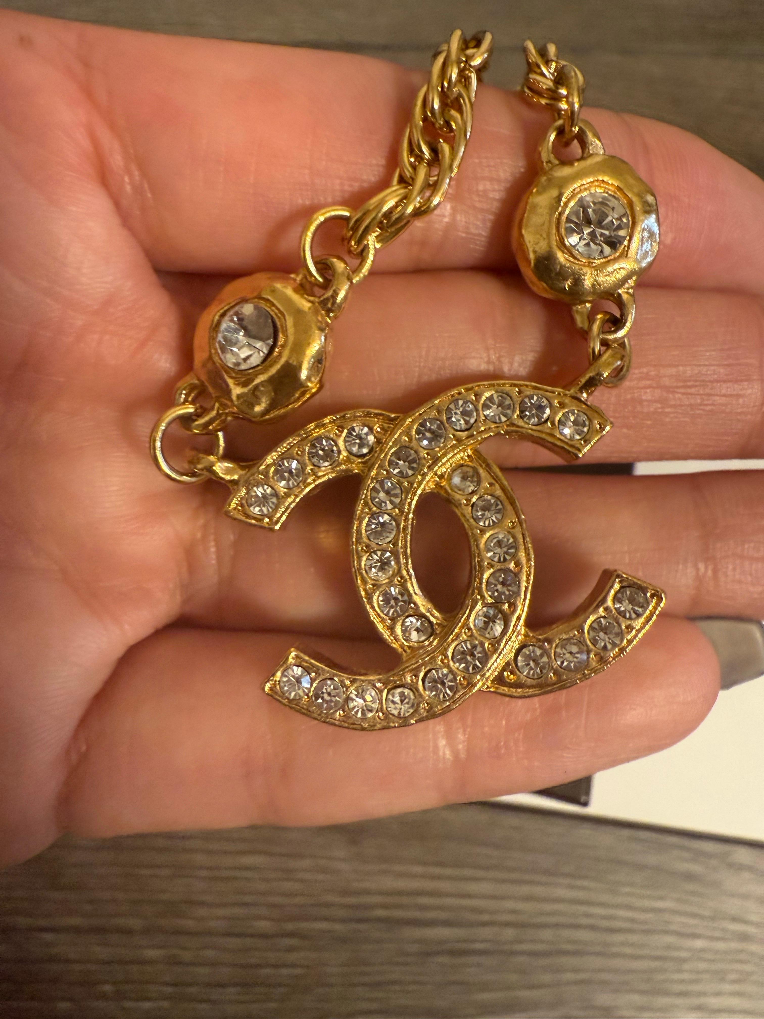 CHANEL Vintage Gold Crystal CC Anhänger Halsband Halskette im Angebot 1