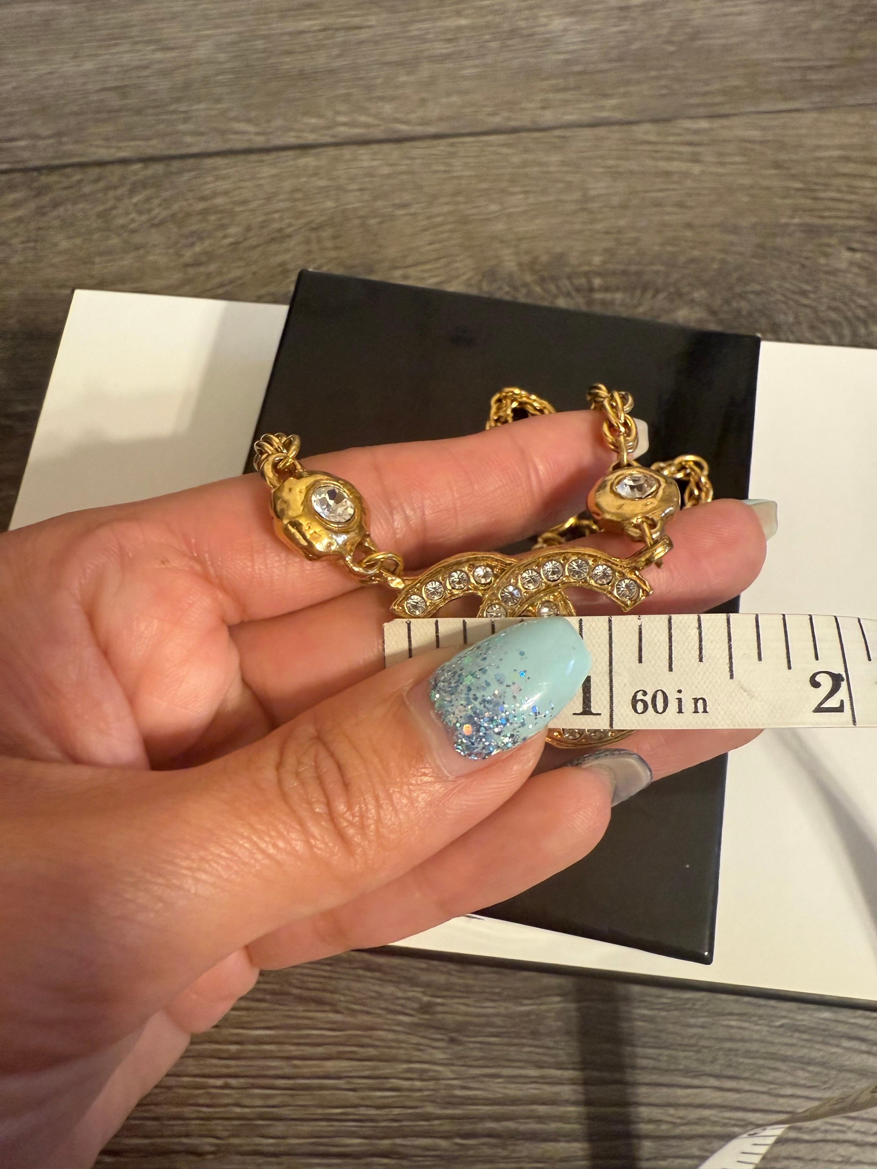 CHANEL Vintage Gold Crystal CC Anhänger Halsband Halskette im Angebot 3