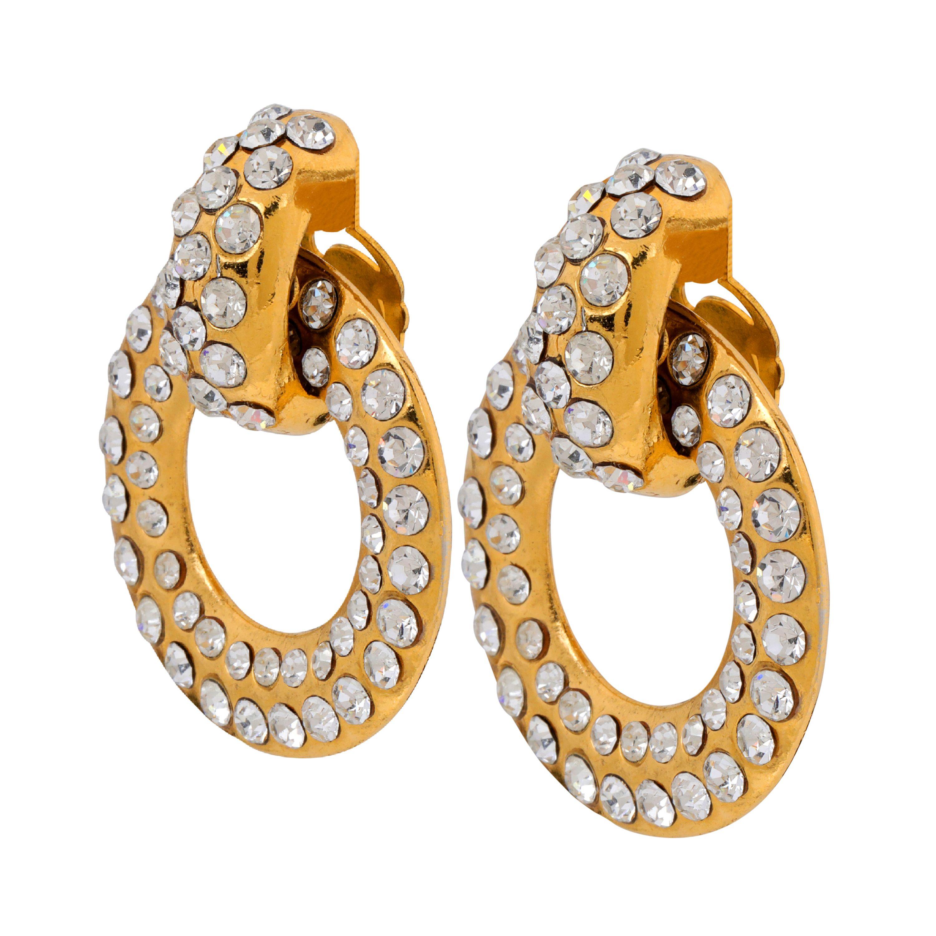 Diese sind authentisch. Chanel Gold Crystal Huggie Hoops sind in ausgezeichnetem Vintage-Zustand aus den späten 1980er Jahren. Nach vorne gerichtete goldfarbene Reifchen sind mit funkelnden Kristallen besetzt.  Clipverschluss.  Hergestellt in