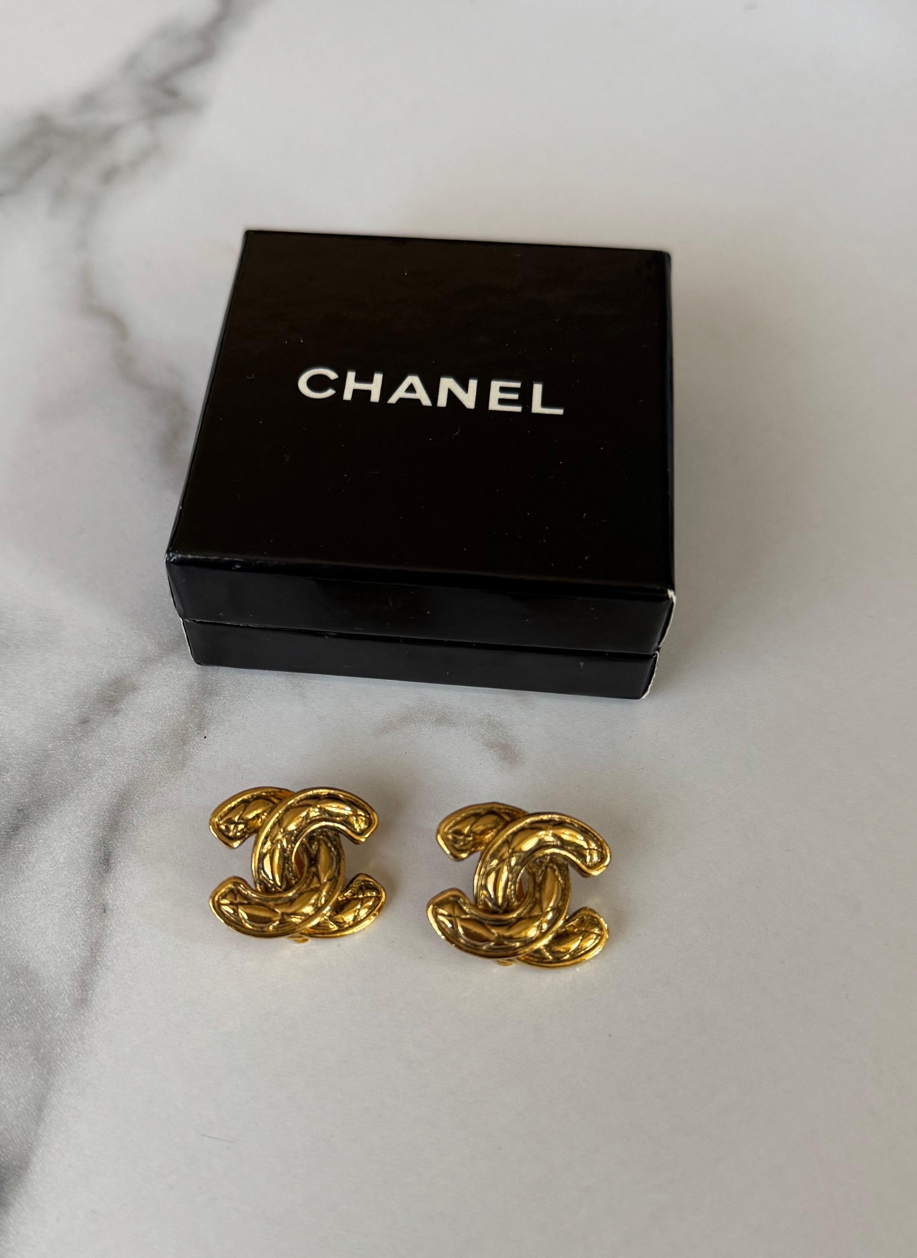 Femenino o masculino CHANEL Pendientes de clip acolchados CC de oro vintage con diamantes, años 1980-1990 en venta