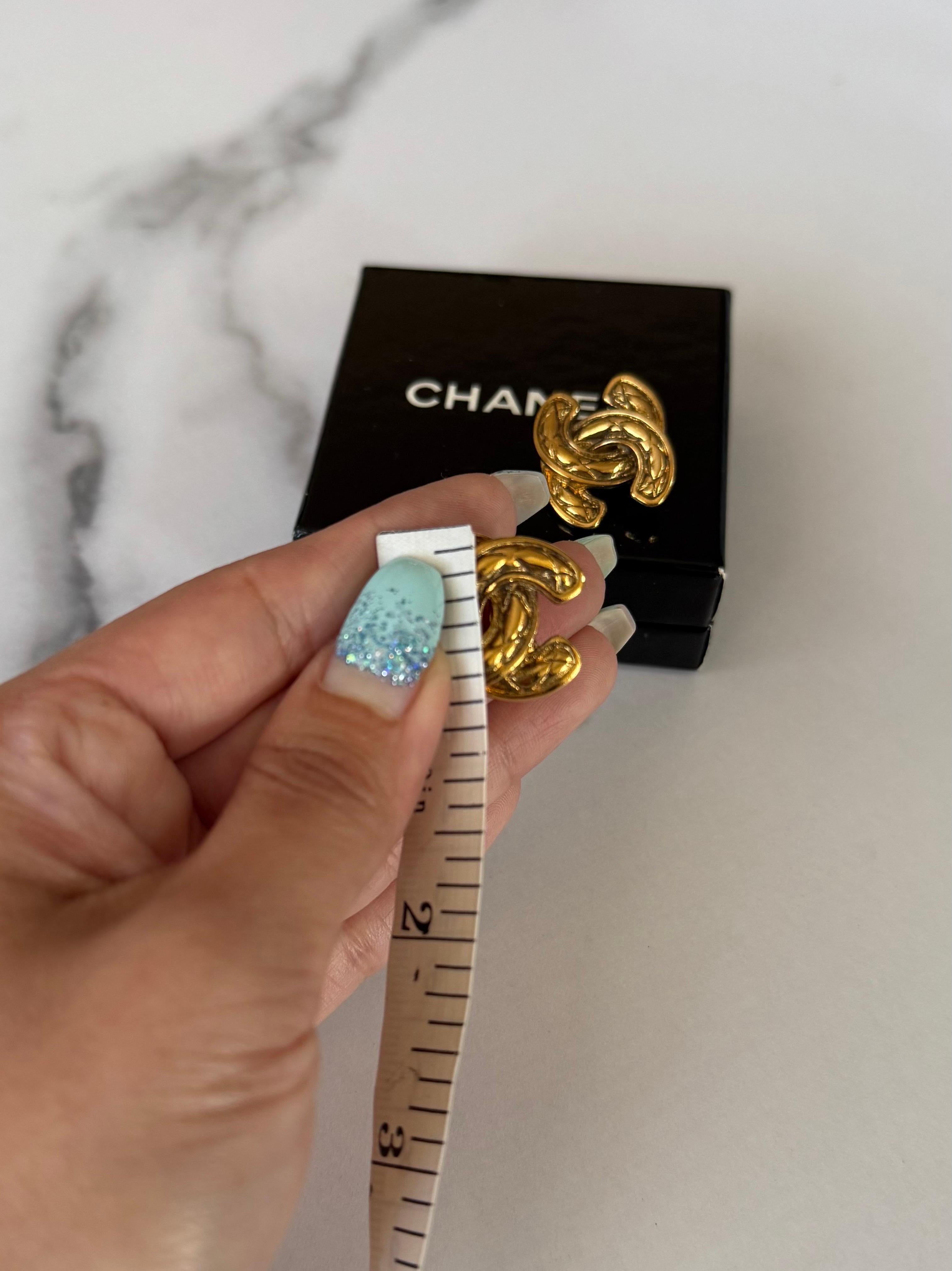 CHANEL Pendientes de clip acolchados CC de oro vintage con diamantes, años 1980-1990 en venta 2