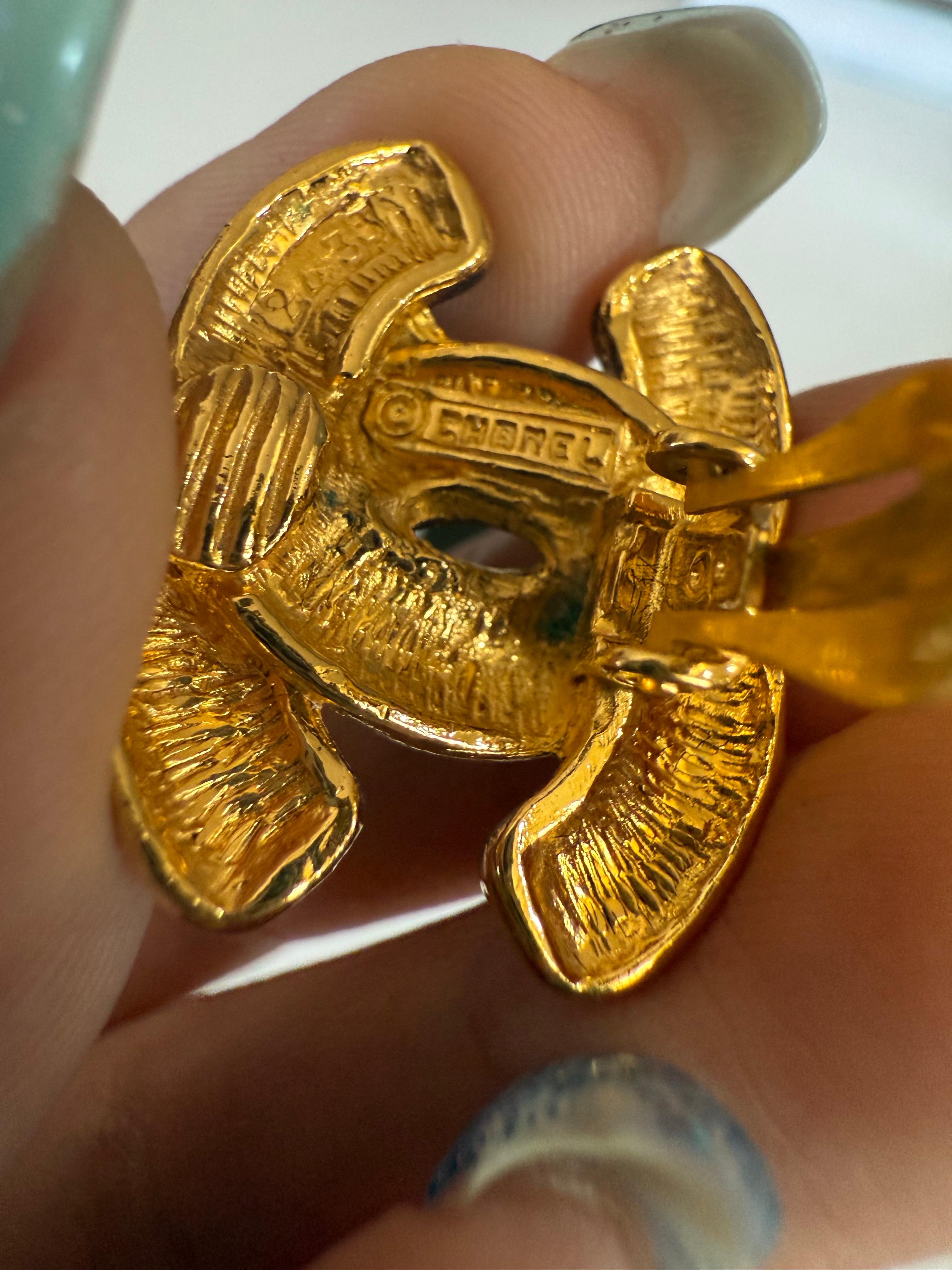 CHANEL Pendientes de clip acolchados CC de oro vintage con diamantes, años 1980-1990 en venta 5