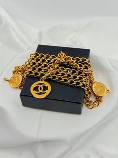 Cintura Chanel vintage con doppia catena CC e medaglione in oro