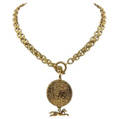 Collana con ciondolo a medaglione Chanel Vintage in oro a doppio filo CC Horse