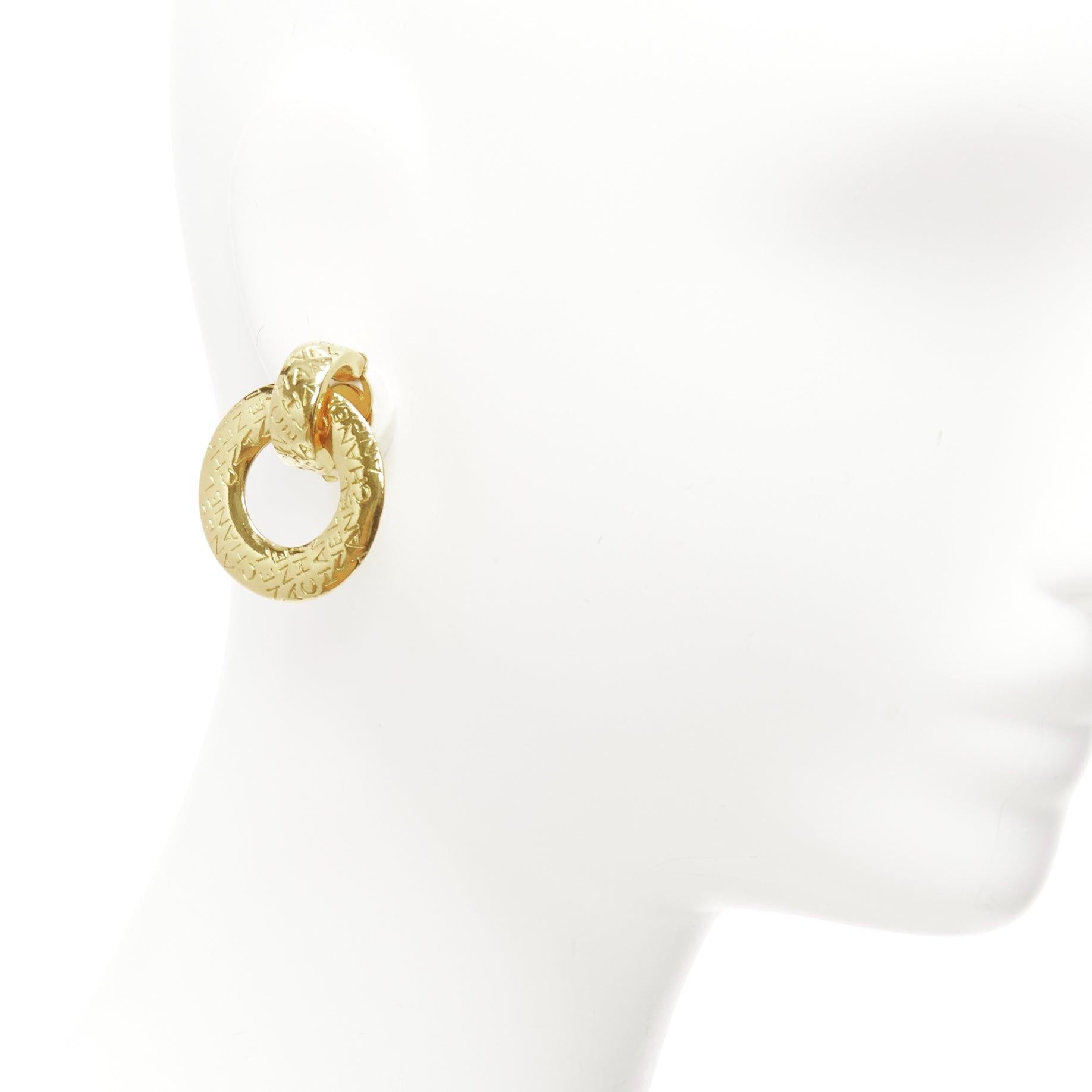 CHANEL Vintage Gold geätzter CC-Logo-Monogramm-Tropfenring in Übergröße mit Clip an Ohrringen, Vintage
Referenz: TGAS/D00906
Marke: Chanel
Designer: Karl Lagerfeld
Collection'S: 1980's
MATERIAL: Metall
Farbe: Gold
Muster: Monogram
Verschluss: Clip