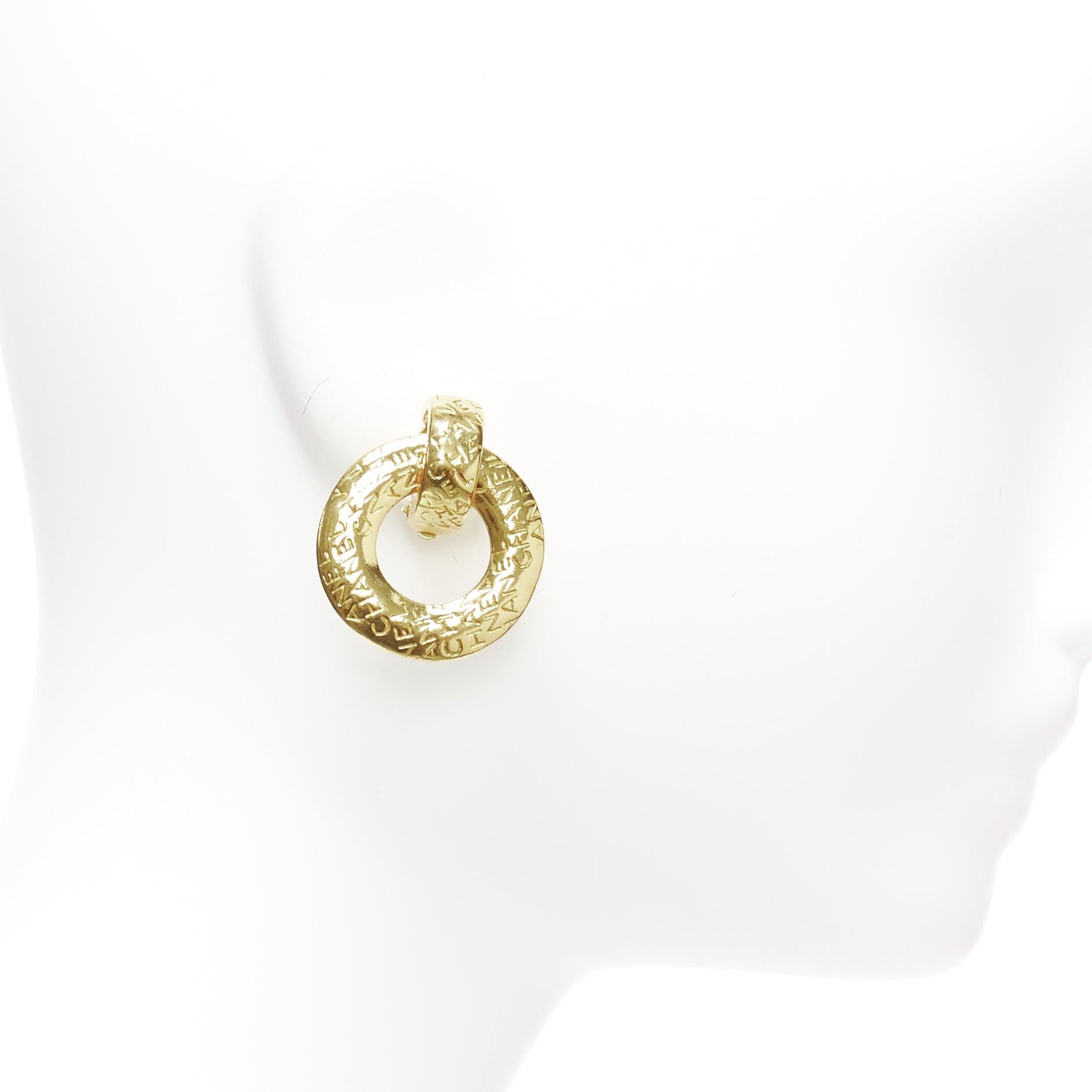 CHANEL Vintage Gold geätzter CC-Logo-Monogramm-Tropfenring in Übergröße mit Clip an Ohrringen, Vintage Damen im Angebot