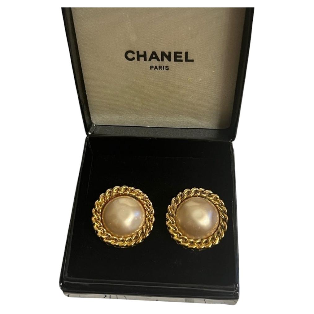 Chanel Pendientes de clip con perla de imitación de oro vintage