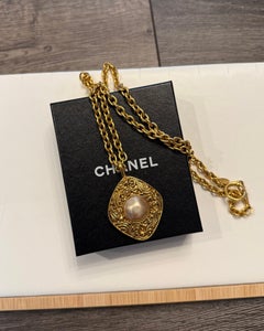 Chanel Vintage Gold Faux Pearl Diamond Pendant Chain Necklace