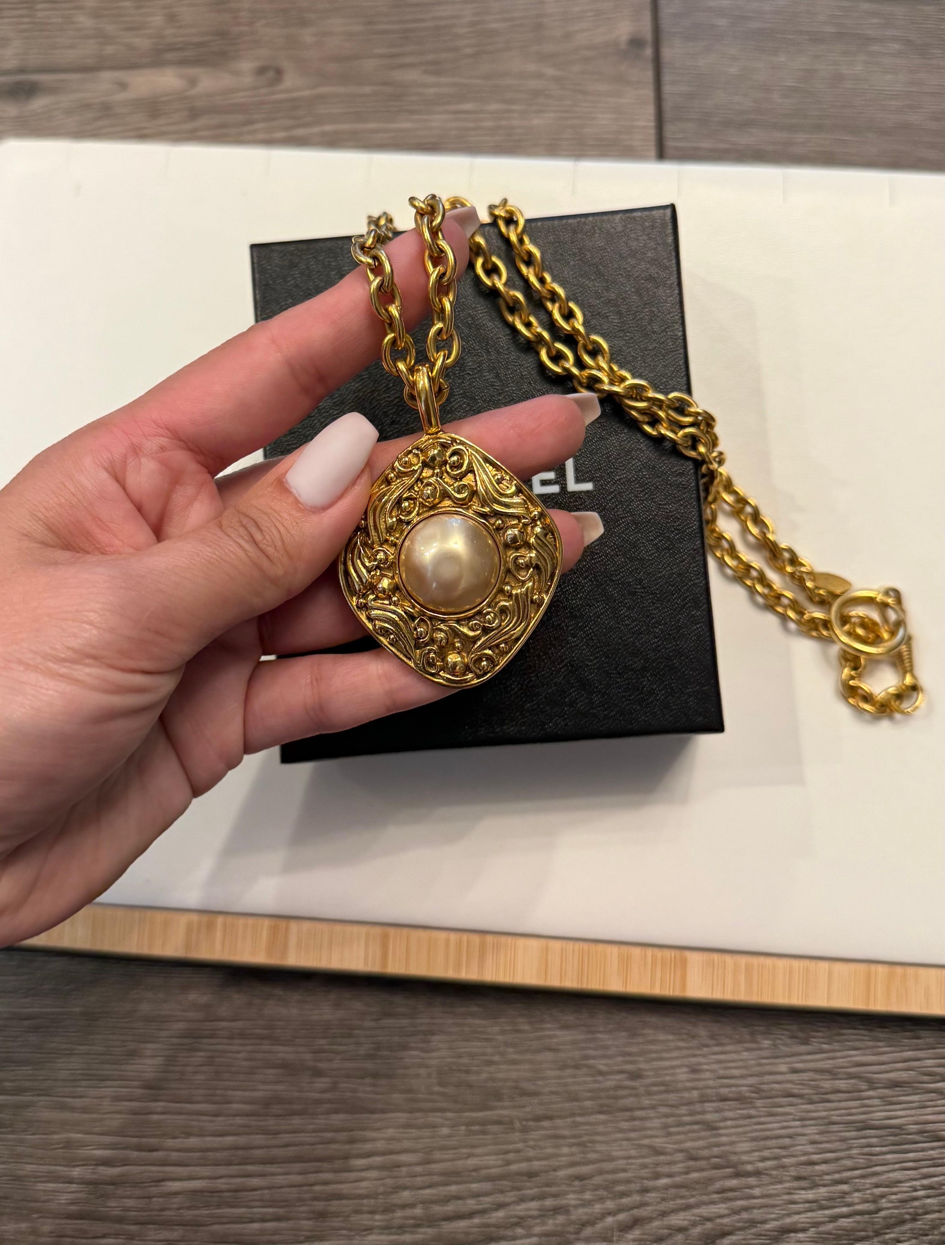 Chanel Vintage Gold Faux Pearl Diamond Pendant Chain Necklace In Good Condition For Sale In Bellevue, WA