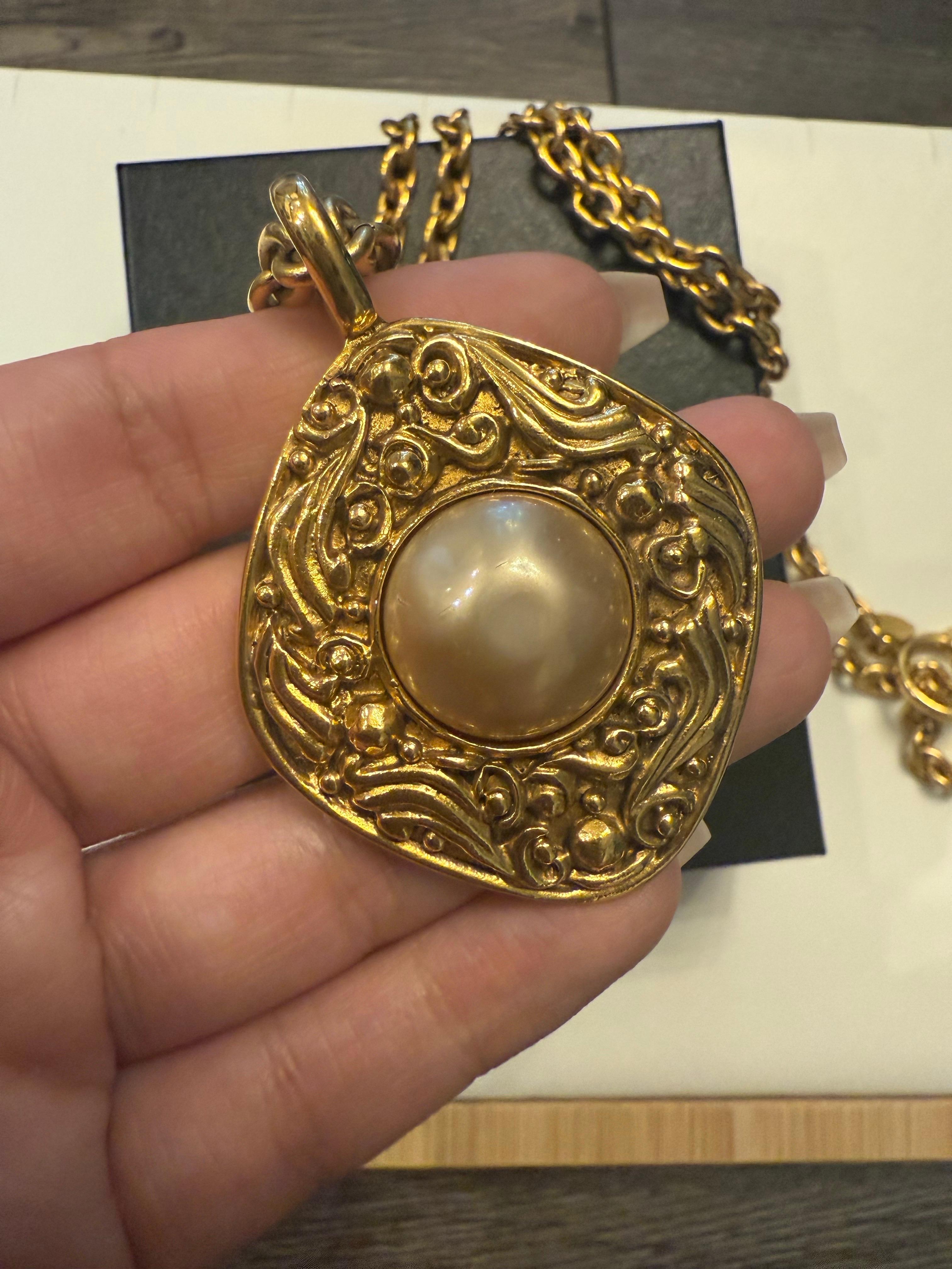 Women's or Men's Chanel Vintage Gold Faux Pearl Diamond Pendant Chain Necklace For Sale