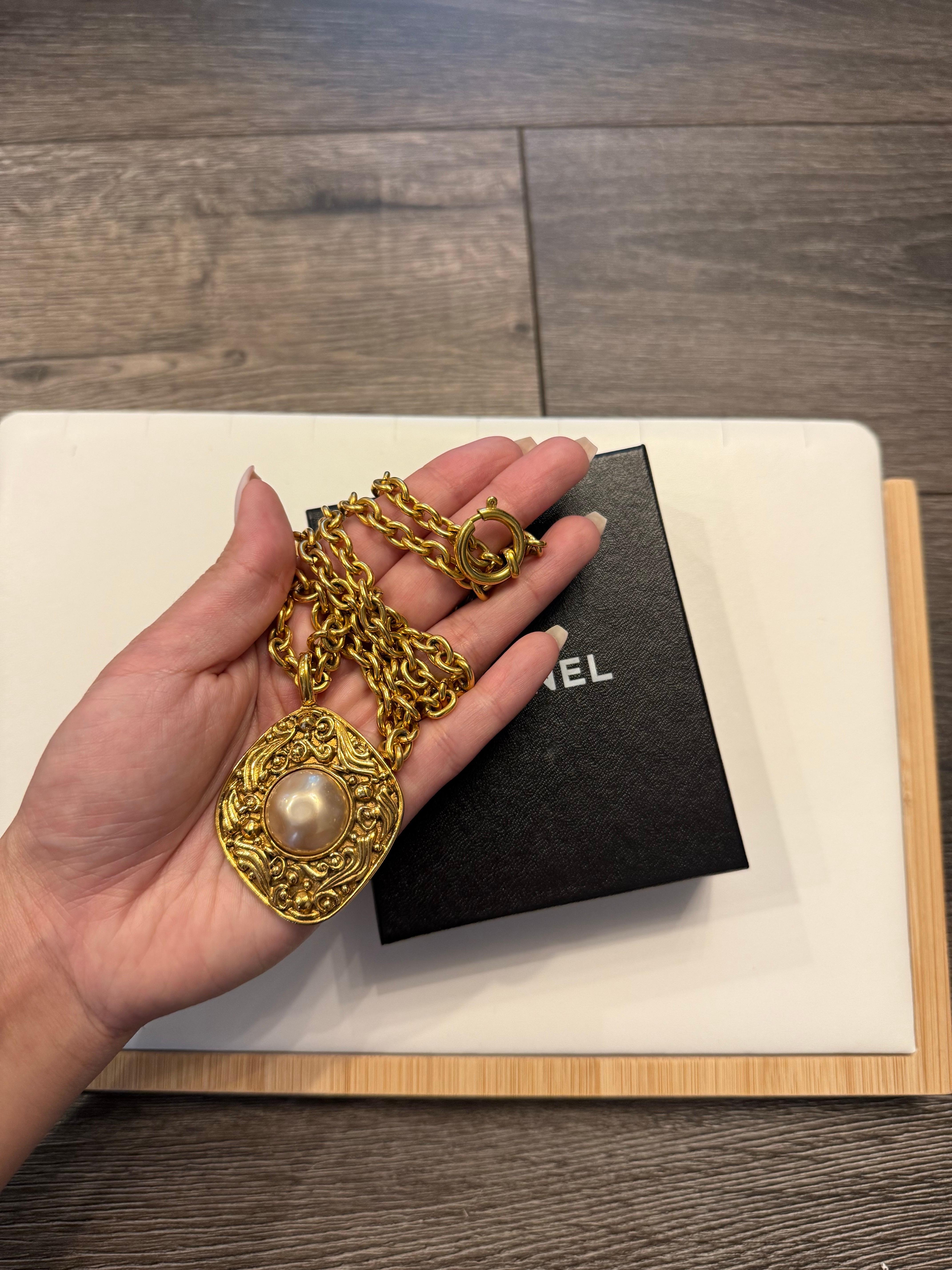 Chanel Vintage Gold Faux Pearl Diamond Pendant Chain Necklace For Sale 2