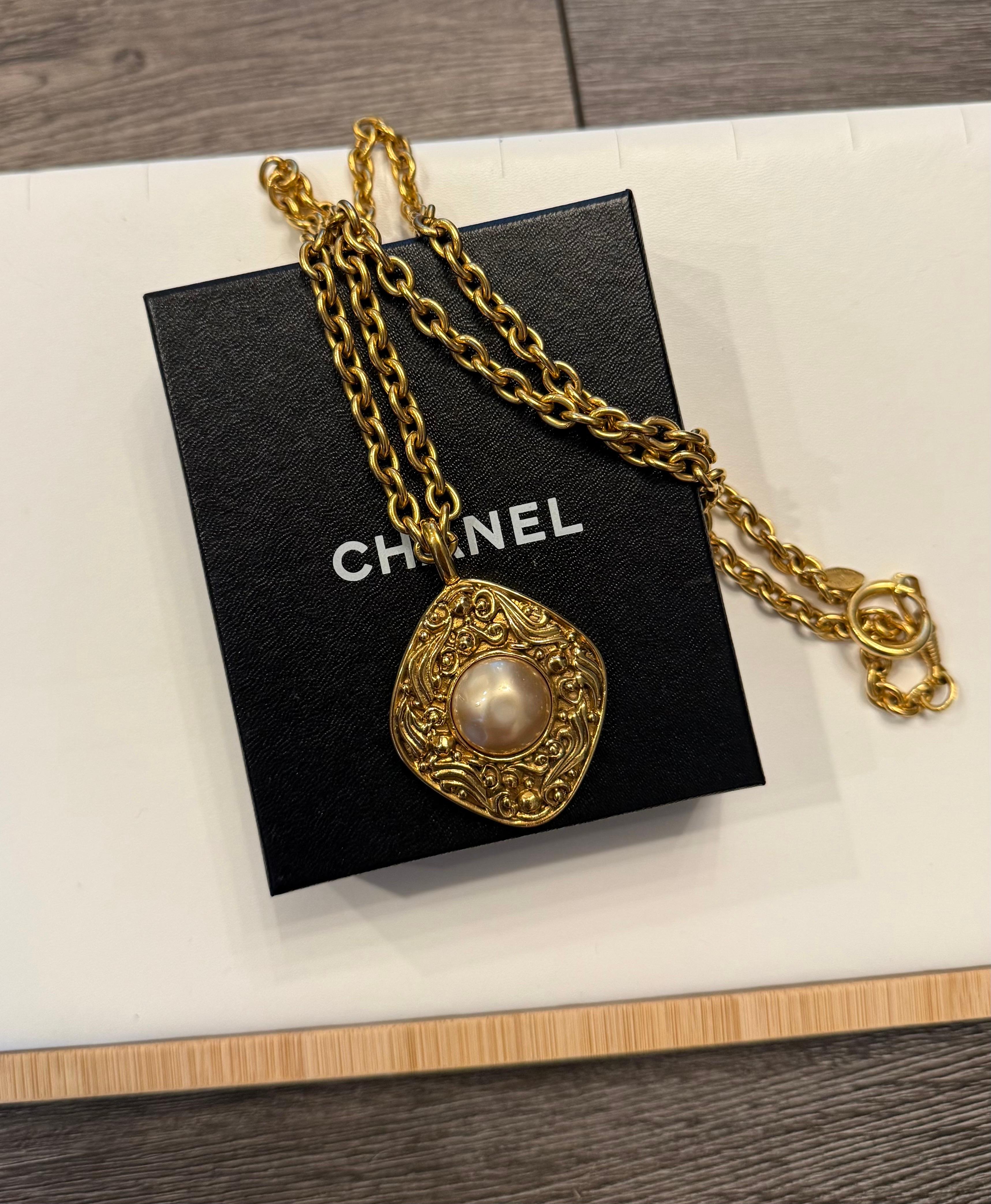 Chanel Vintage Gold Faux Pearl Diamond Pendant Chain Necklace For Sale 5