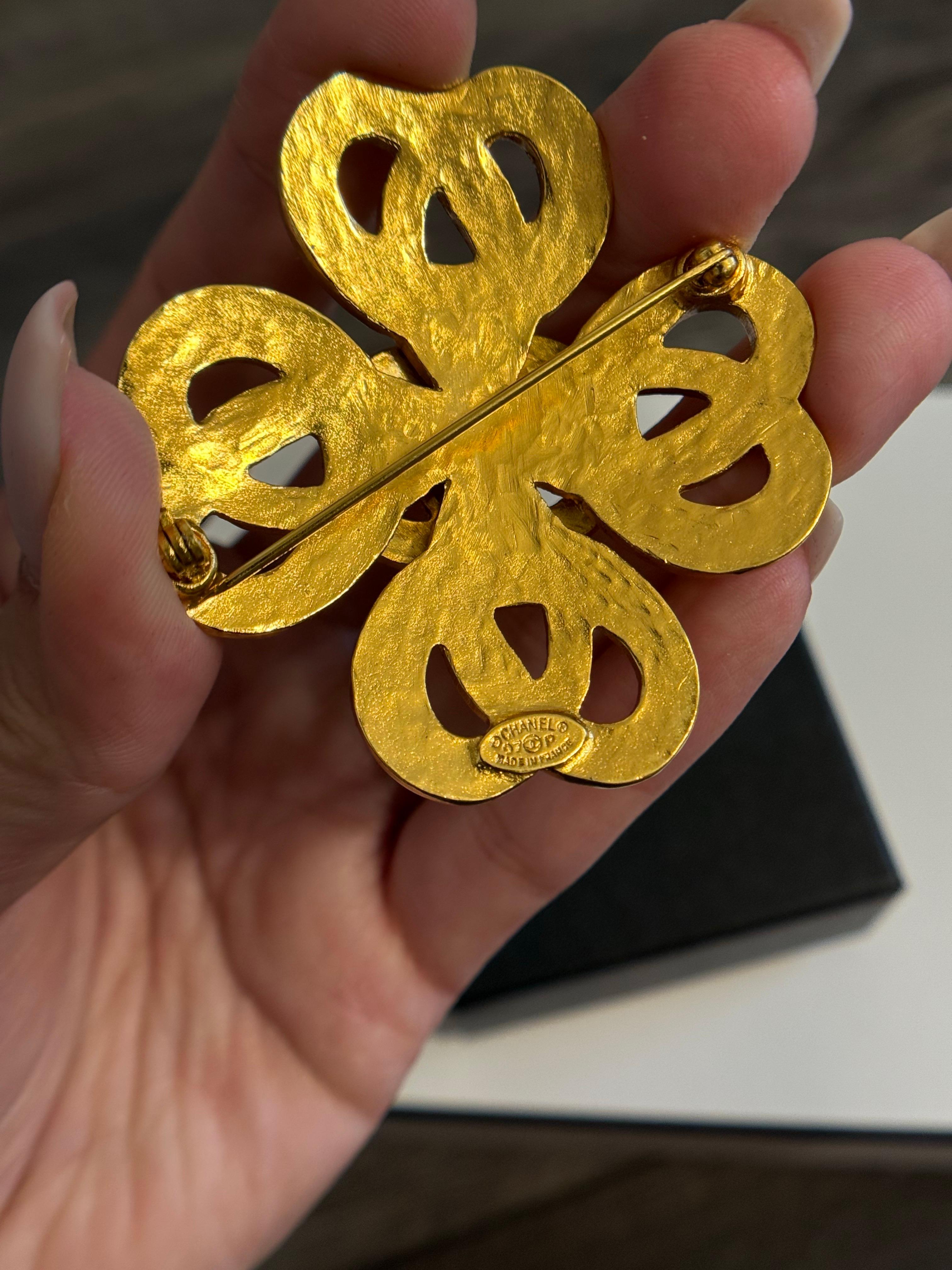 CHANEL Vintage Gold Floral CC Logo Brooch, 1997 In Good Condition For Sale In Bellevue, WA
