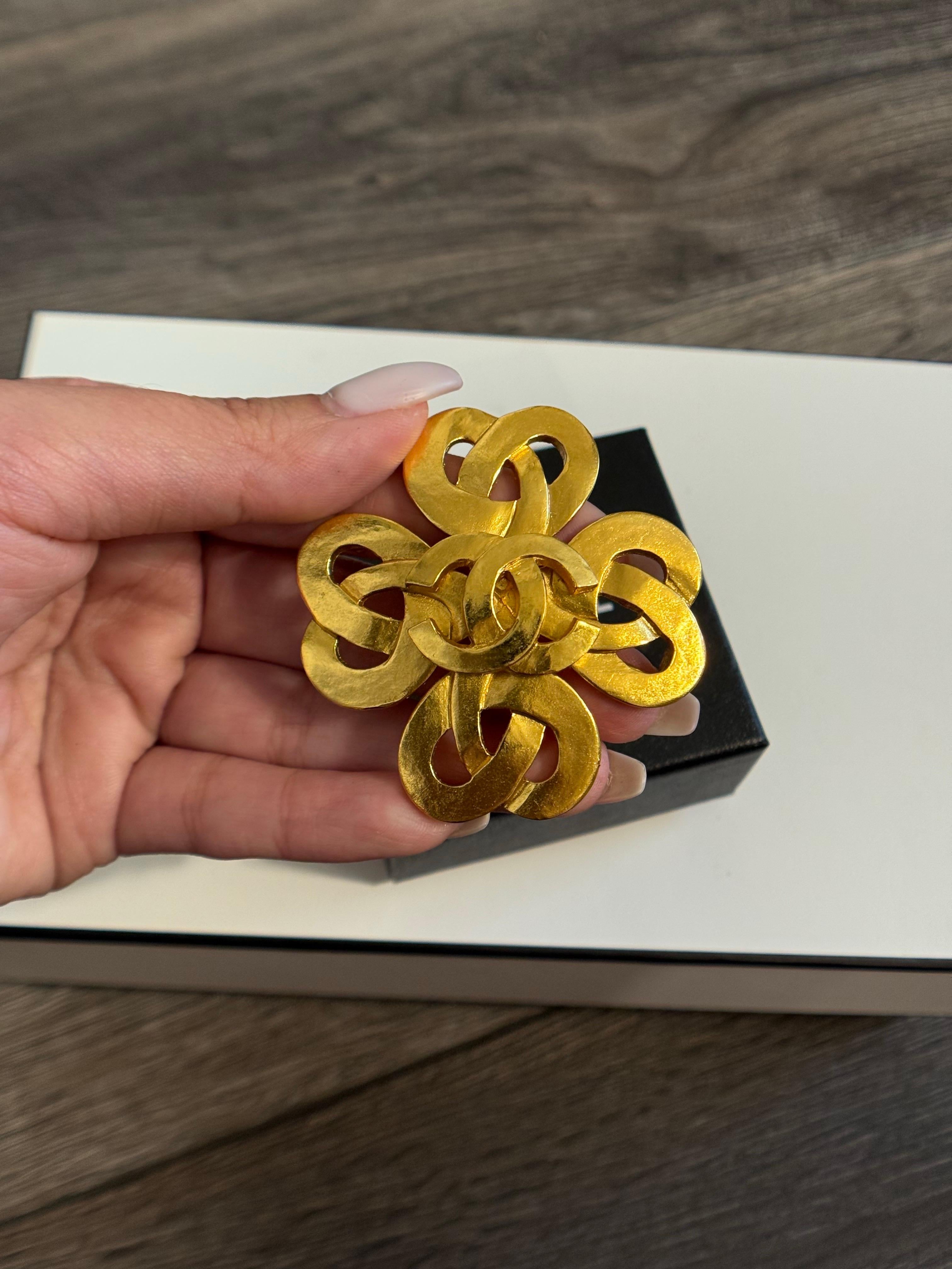 CHANEL Vintage Gold Floral CC Logo Brooch, 1997 For Sale 3