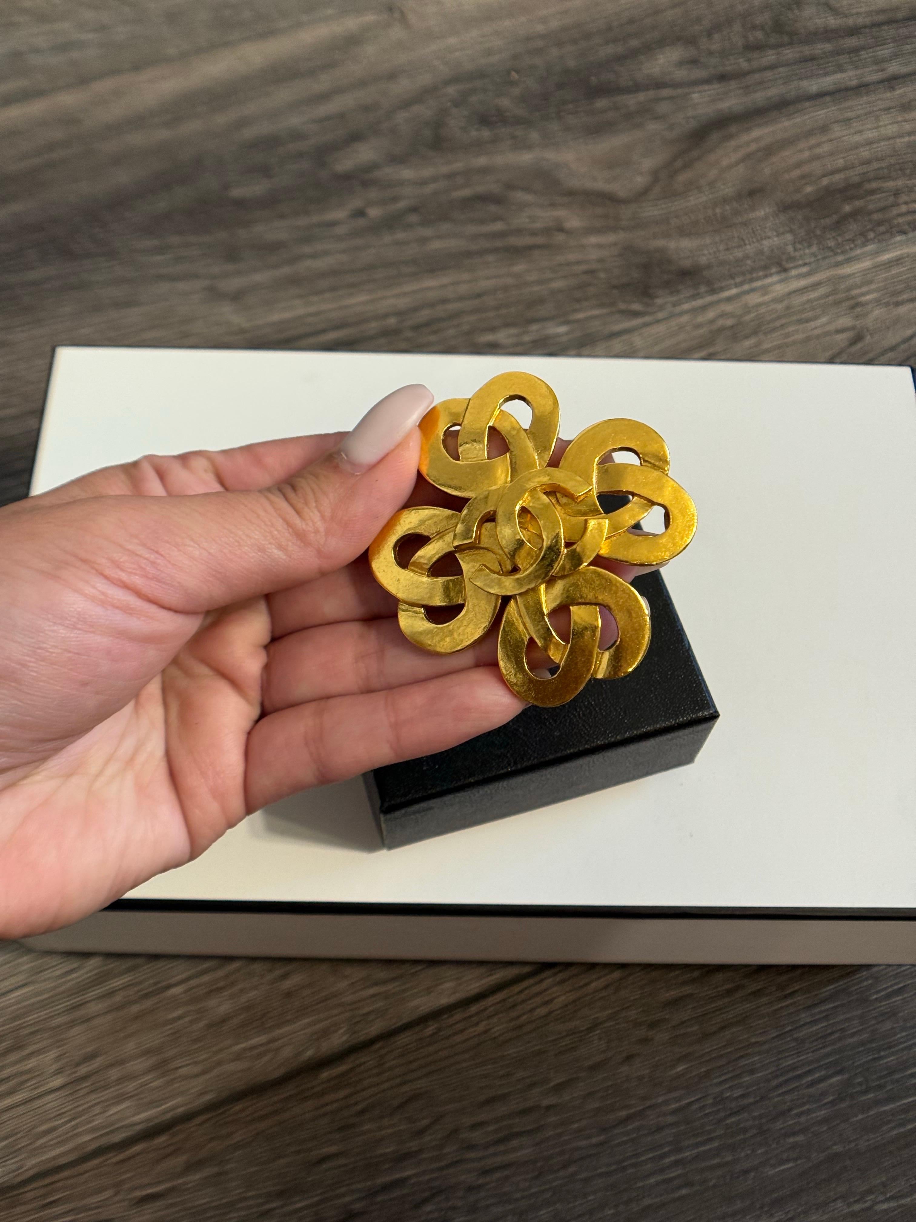CHANEL Vintage Gold Floral CC Logo Brooch, 1997 For Sale 4