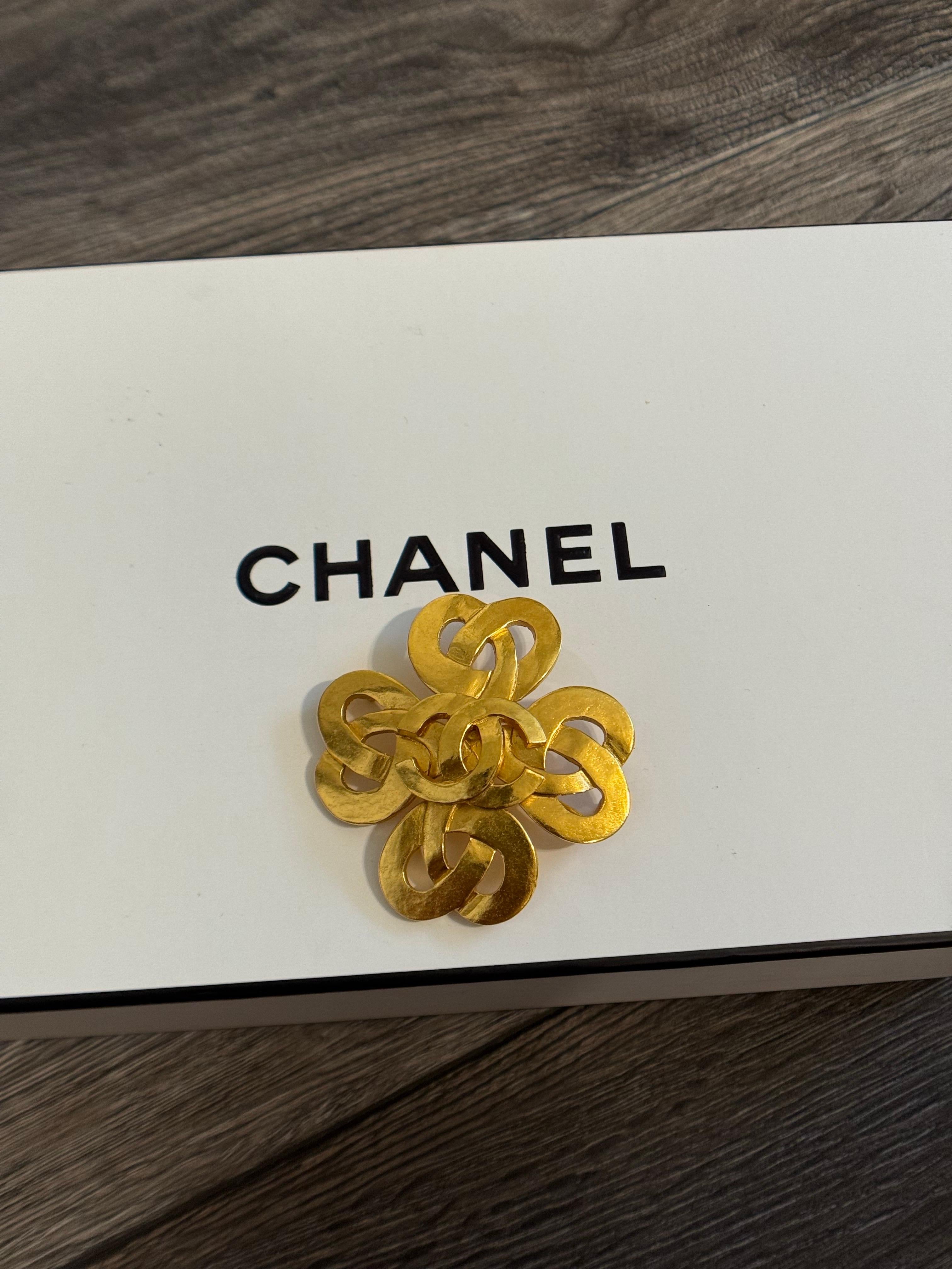 CHANEL Vintage Gold Floral CC Logo Brooch, 1997 For Sale 5