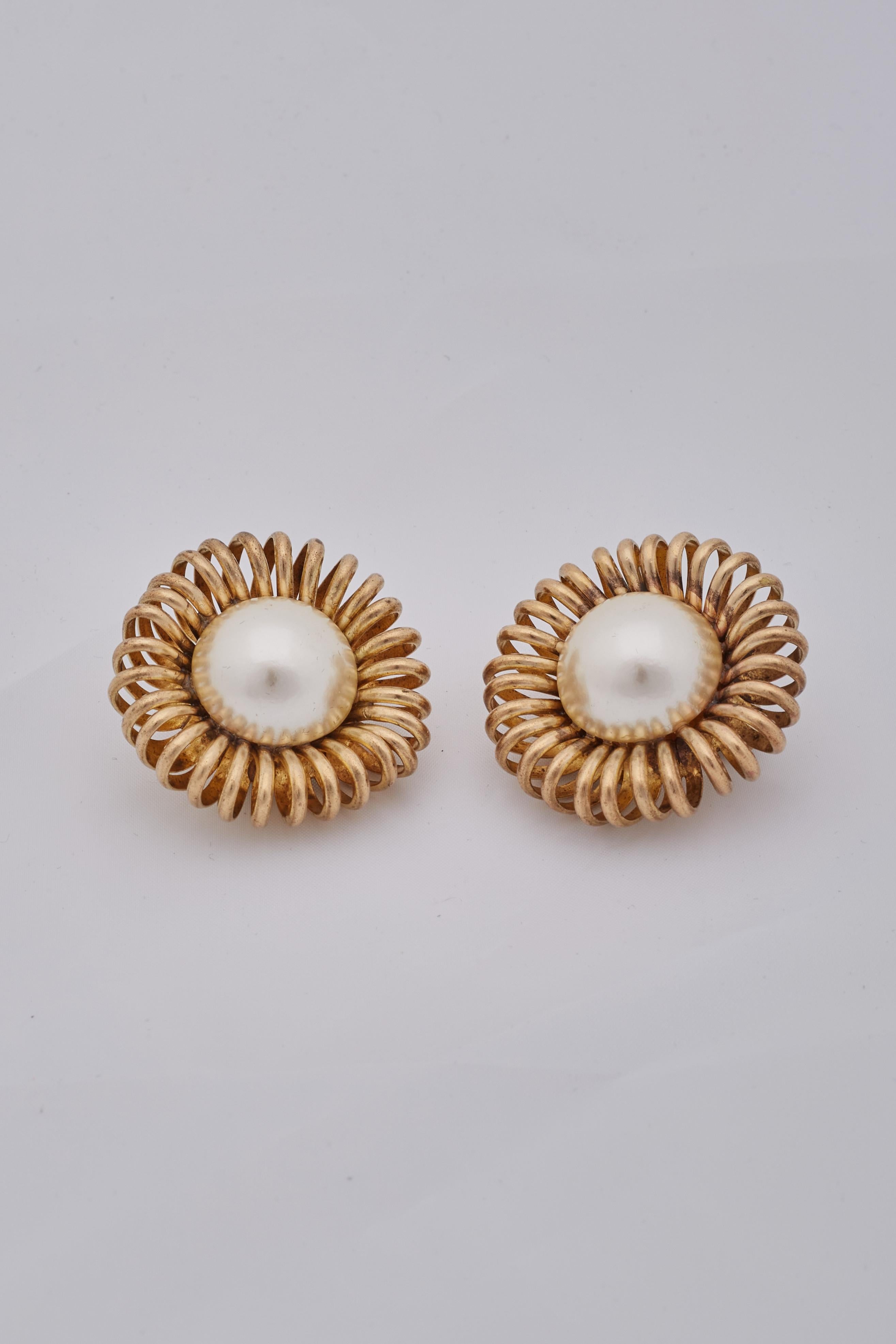 Color: Dorado y blanco hueso
Material: Metal, nácar
Marcas: Chanel
Peso total del artículo (g):
Estilo de cierre: De clip 
Año: Principios de Karl Lagerfeld. Principios de los años 80

Medidas~
Largo 1,3
