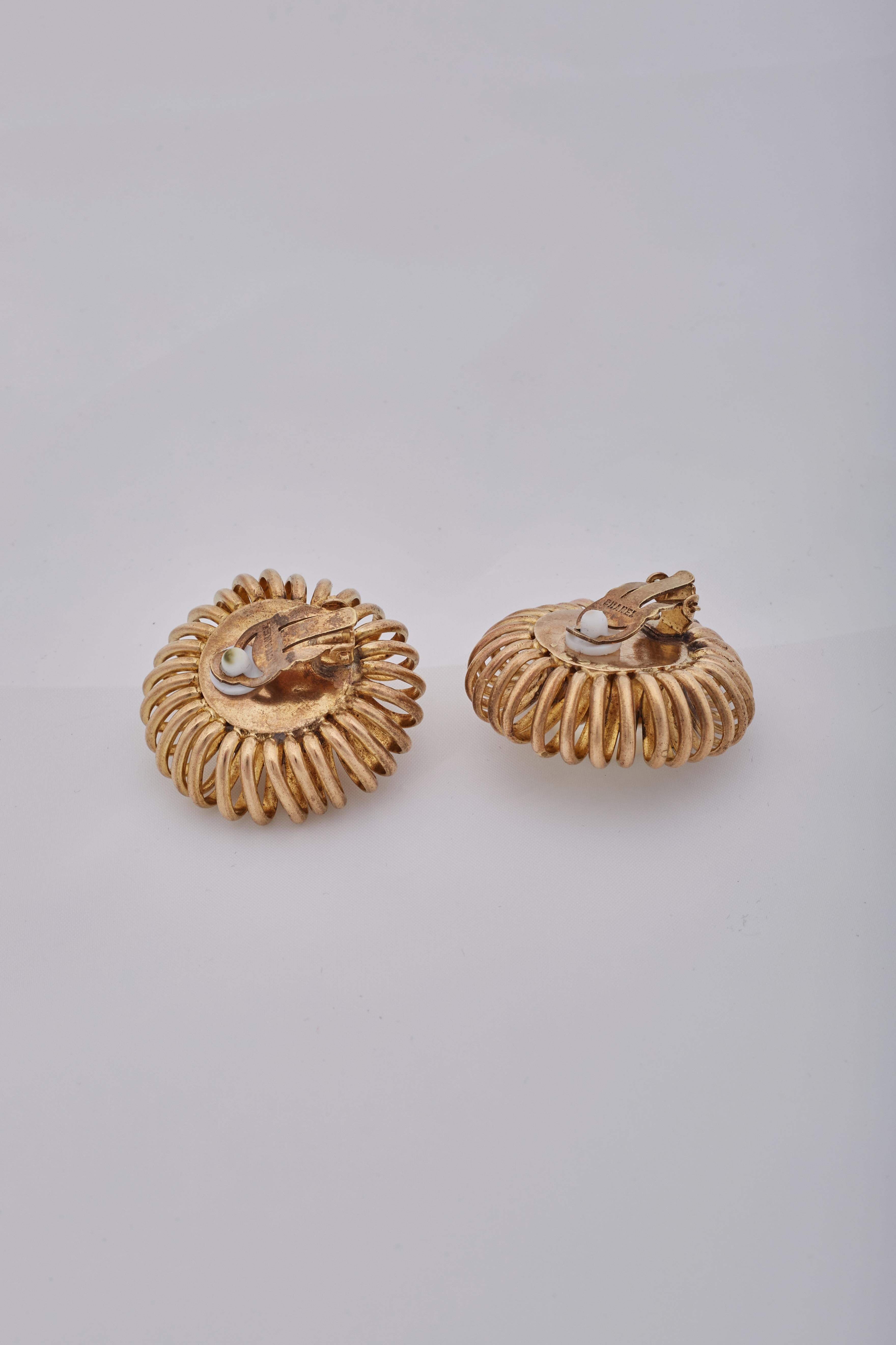 Pendientes Chanel Vintage Oro Grande Barroco Madreperla Metal en Bueno estado para la venta en Montreal, Quebec