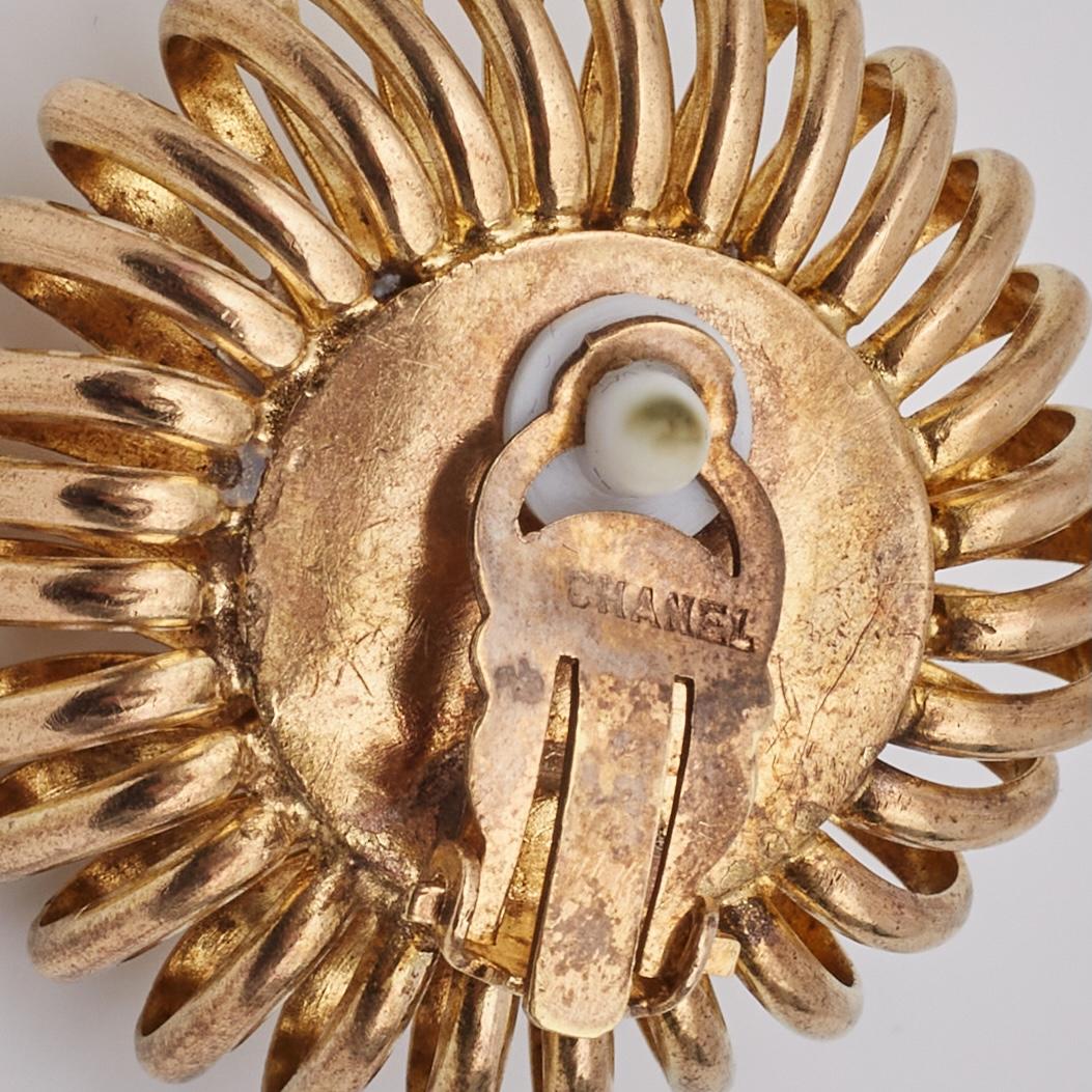 Pendientes Chanel Vintage Oro Grande Barroco Madreperla Metal en venta 1