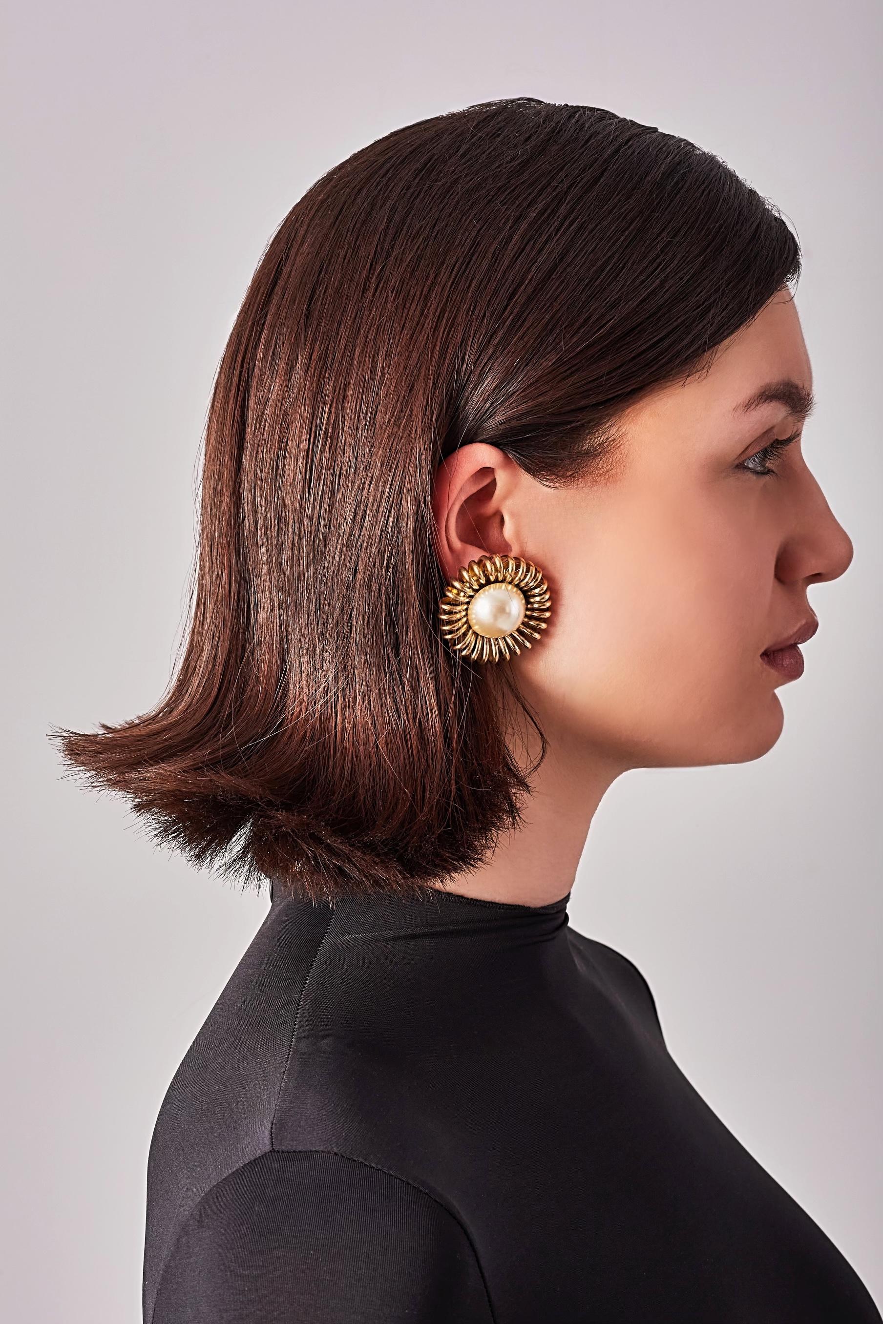 Pendientes Chanel Vintage Oro Grande Barroco Madreperla Metal en venta 3