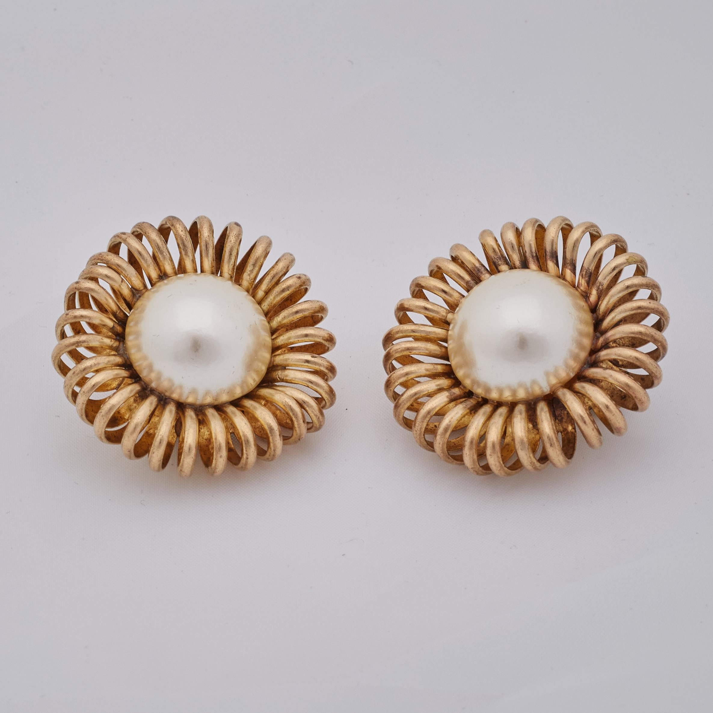 Pendientes Chanel Vintage Oro Grande Barroco Madreperla Metal en venta 4