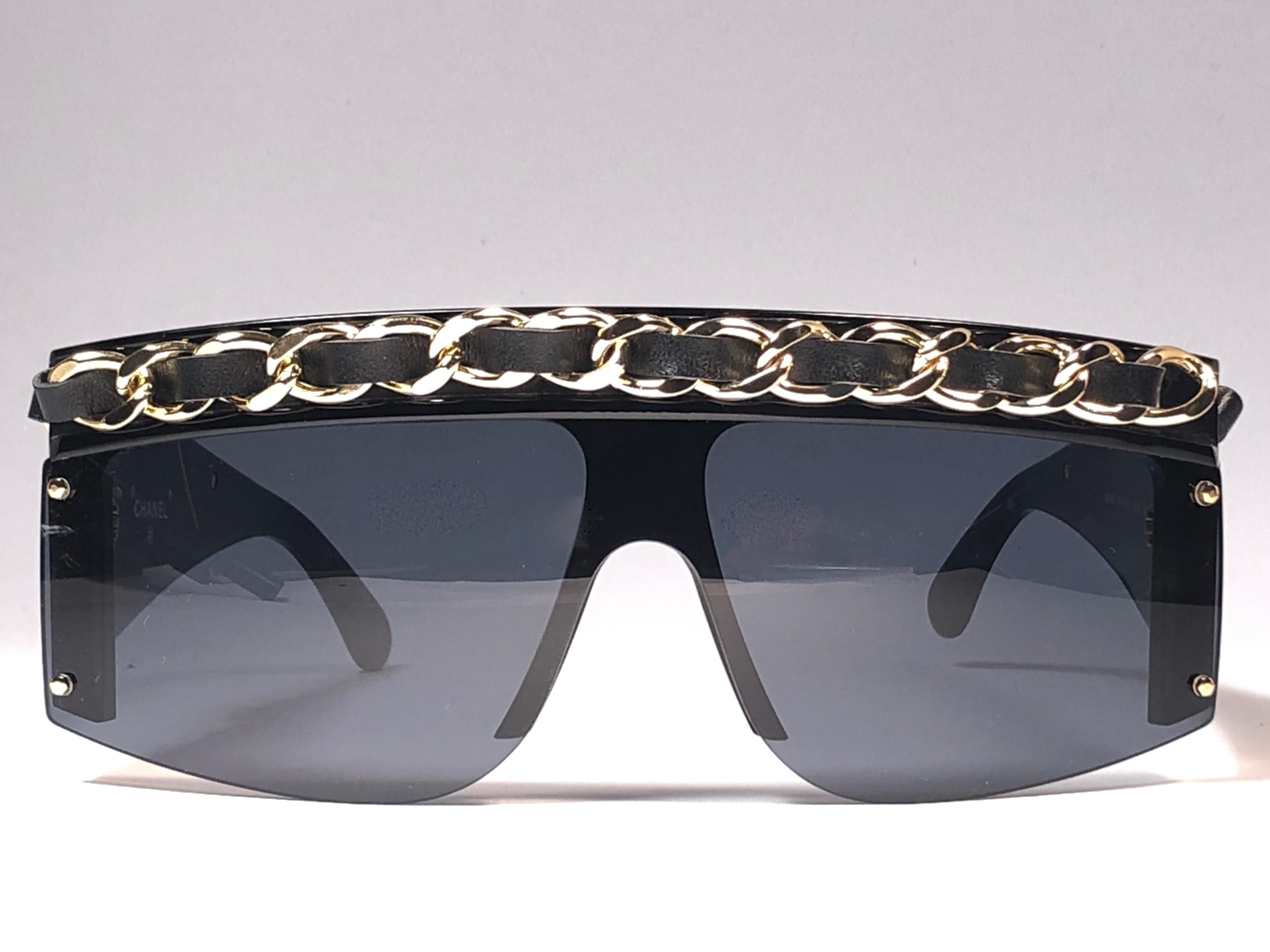 New Rare Vintage Chanel gold hardware sunglasses for the Fall Winter collection  1992.

A seldom and unique piece in this new, never displayed or worn condition. This item could have minor sign of wear due got storage.

This pair of Chanel