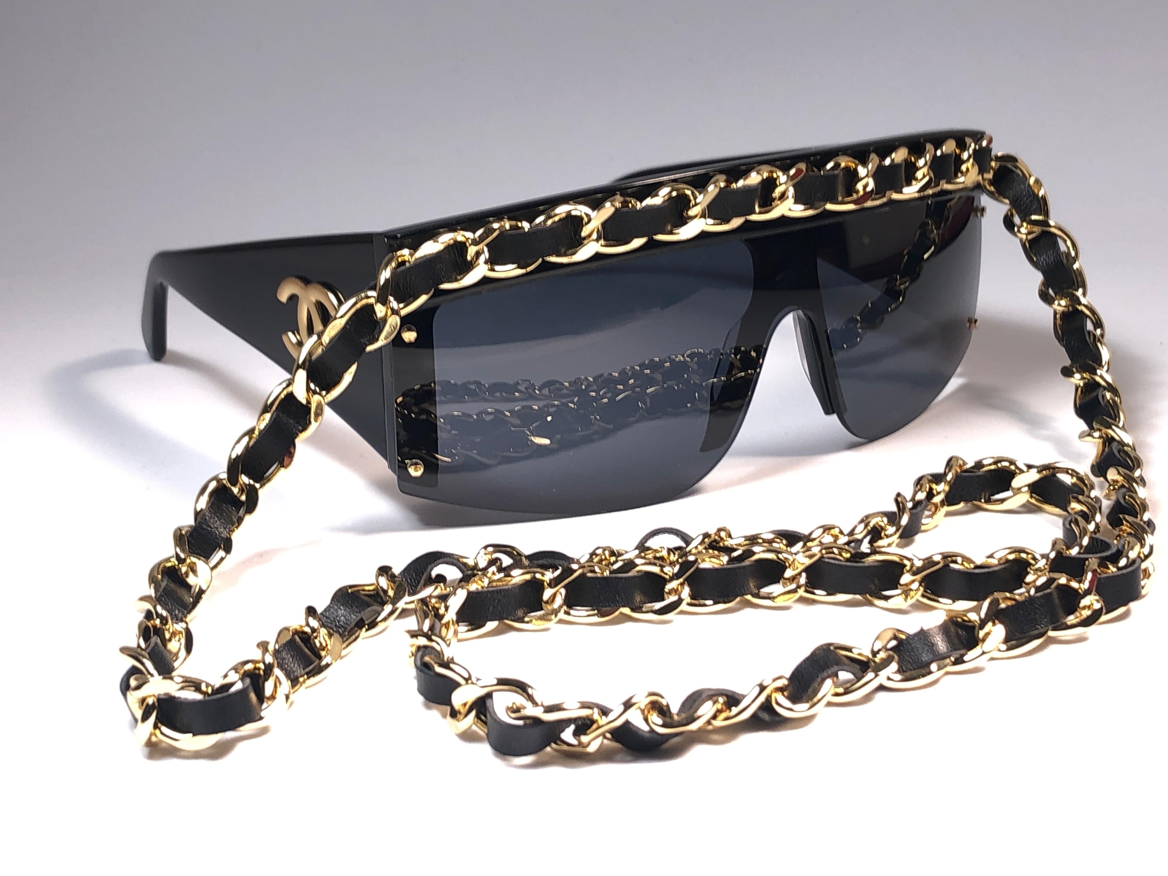 La quincaillerie dorée vintage de Chanel automne/hiver  1992 Lunettes de soleil Made In Italy en vente 3